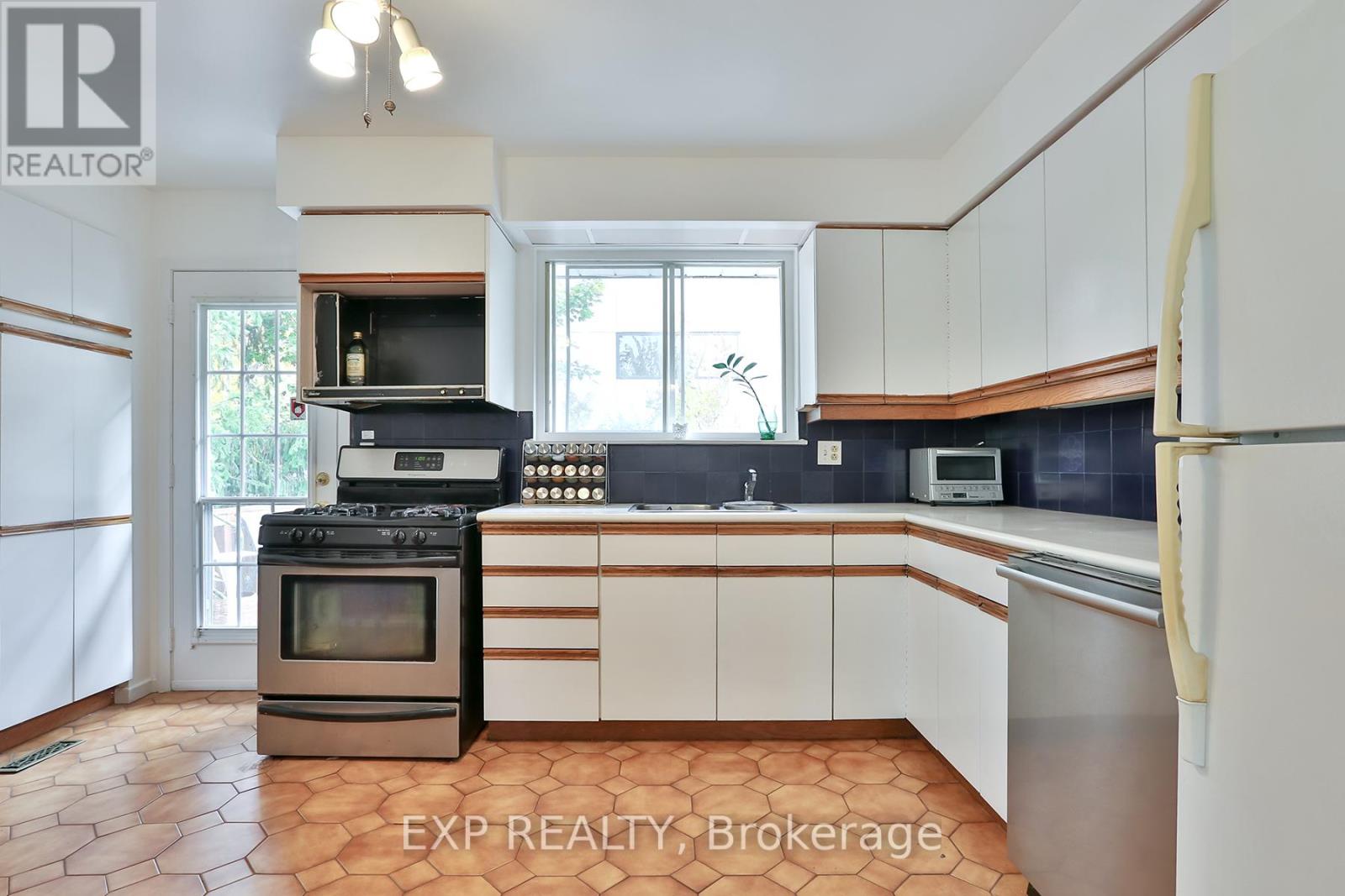 165 Carlson Drive, Newmarket, Ontario  L3Y 3H2 - Photo 8 - N12458730