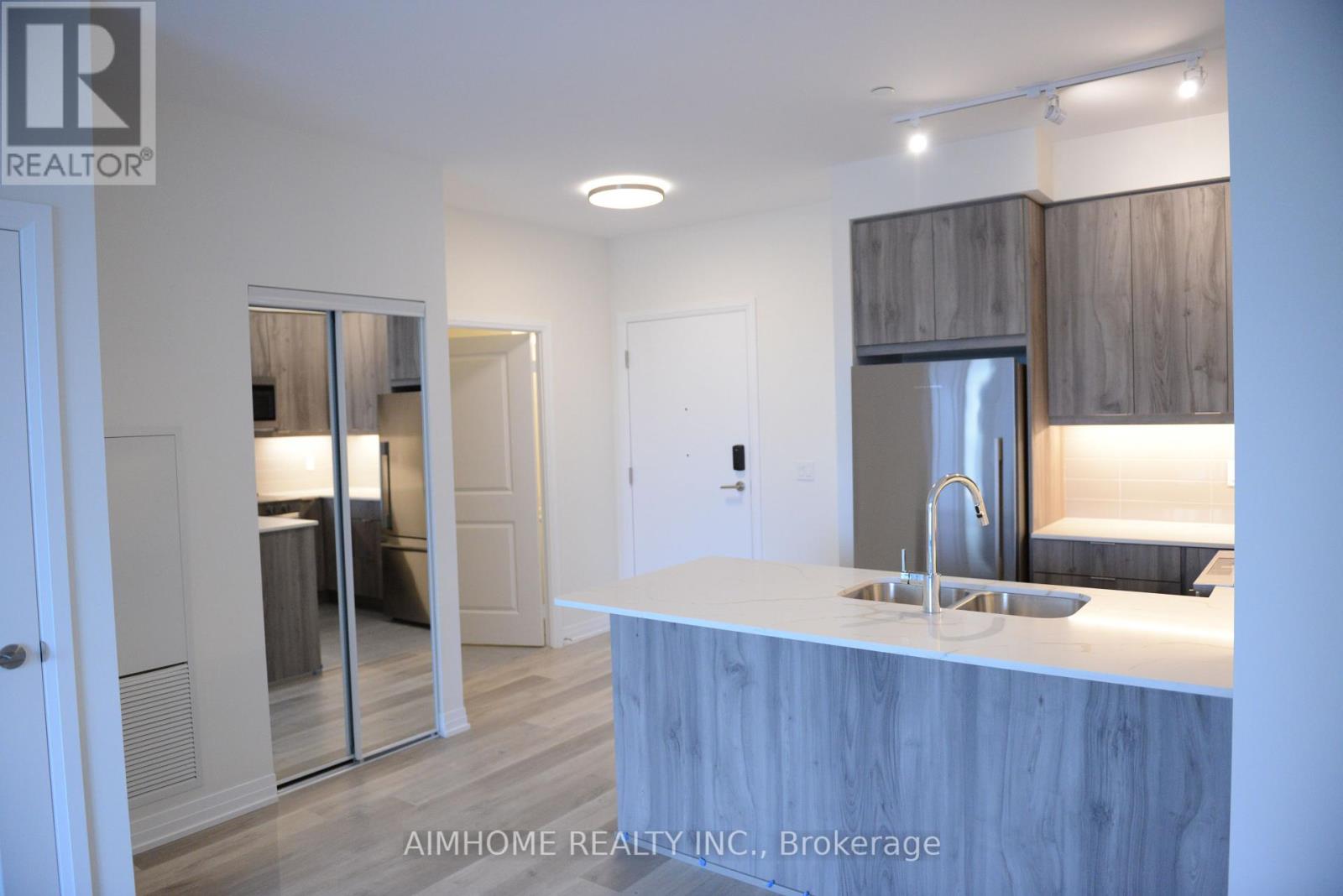 206 - 15 Watergarden Drive, Mississauga, Ontario  L5R 0H4 - Photo 5 - W12458729