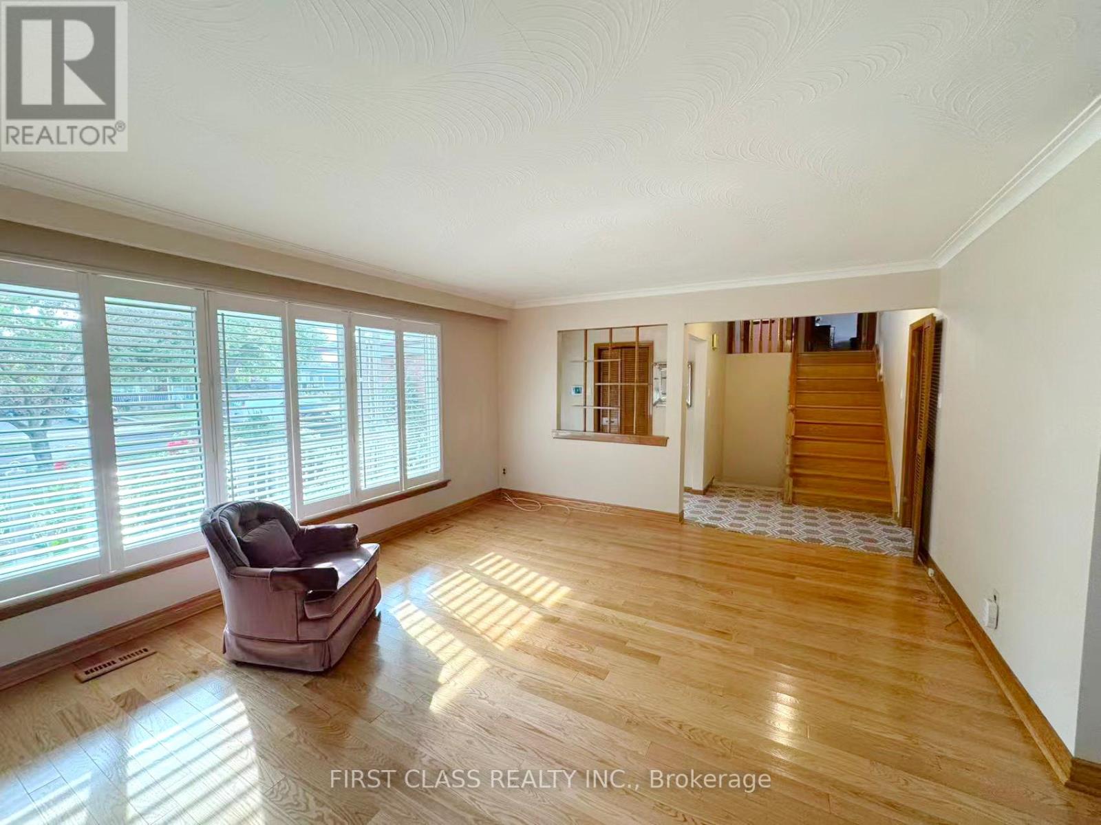 Upper Unit - 3277 Cardross Road, Mississauga, Ontario  L4X 2N4 - Photo 10 - W12458738