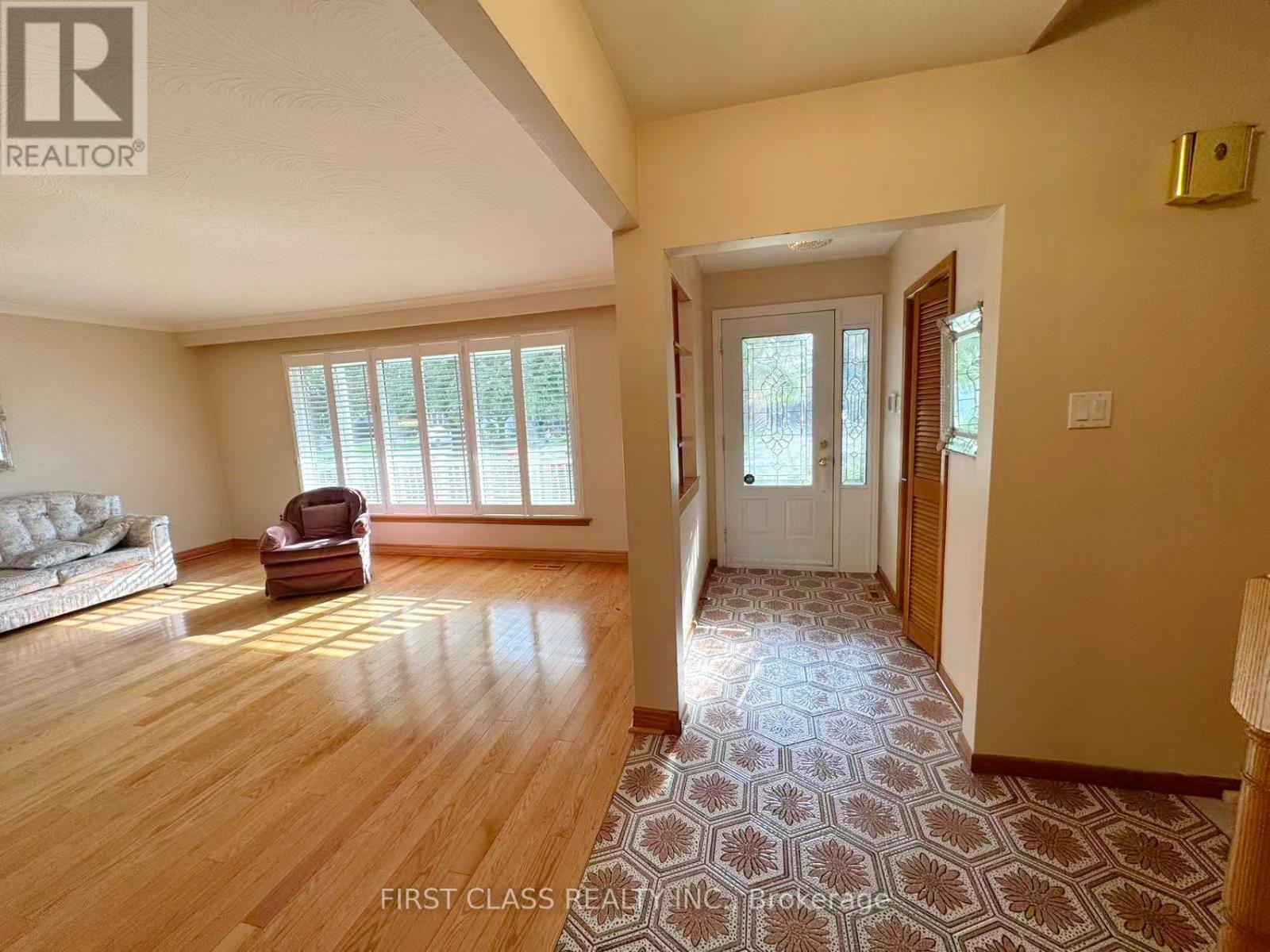 Upper Unit - 3277 Cardross Road, Mississauga, Ontario  L4X 2N4 - Photo 11 - W12458738