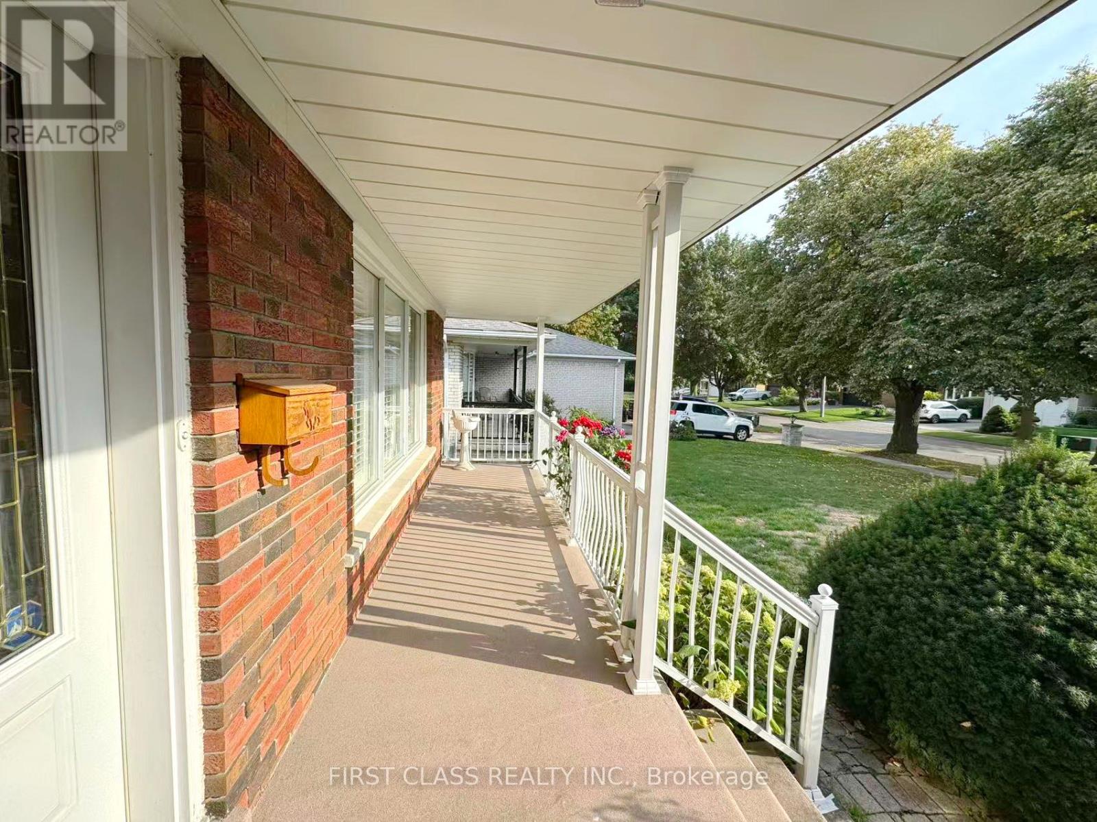 Upper Unit - 3277 Cardross Road, Mississauga, Ontario  L4X 2N4 - Photo 2 - W12458738