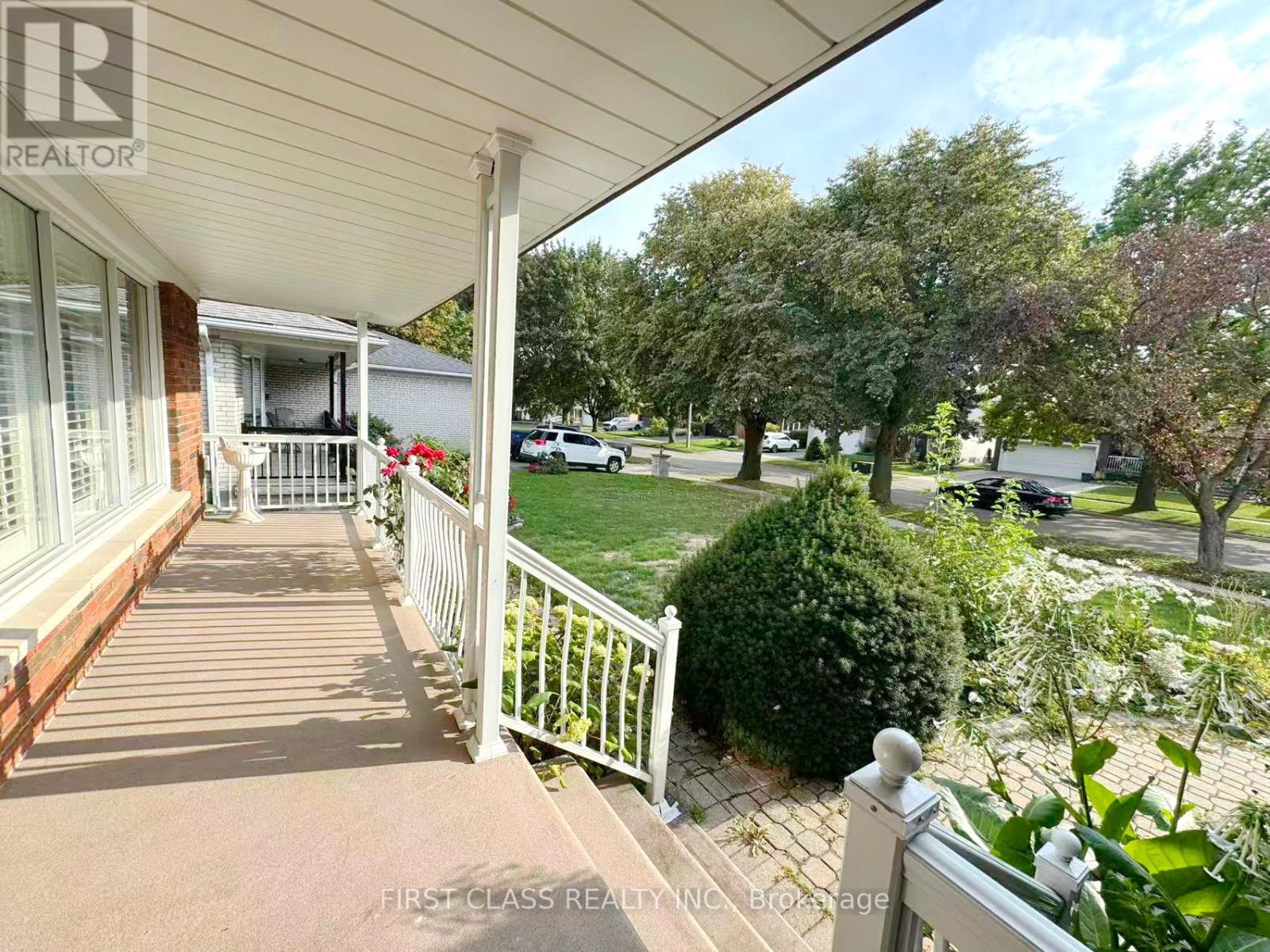 Upper Unit - 3277 Cardross Road, Mississauga, Ontario  L4X 2N4 - Photo 3 - W12458738