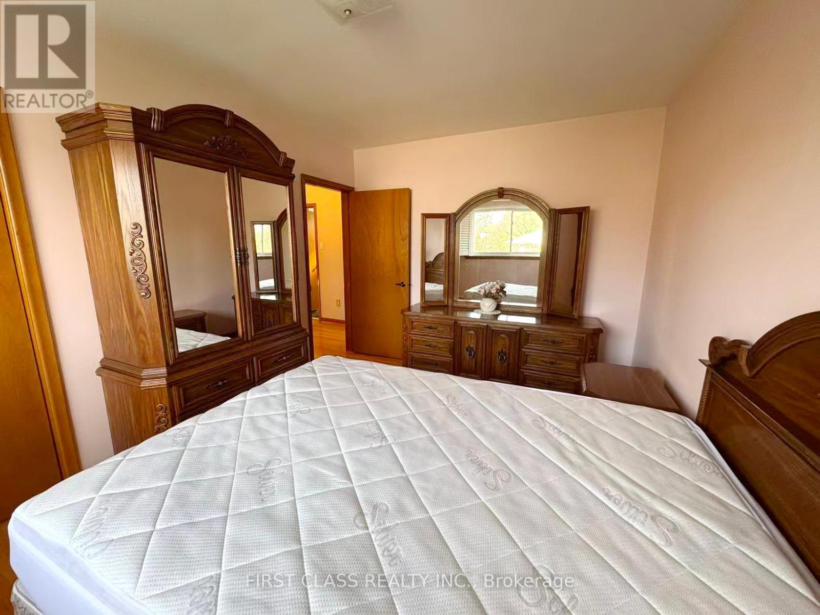 Upper Unit - 3277 Cardross Road, Mississauga, Ontario  L4X 2N4 - Photo 31 - W12458738