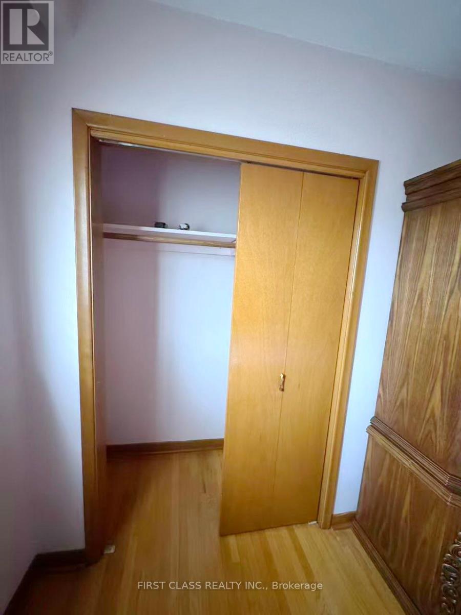 Upper Unit - 3277 Cardross Road, Mississauga, Ontario  L4X 2N4 - Photo 34 - W12458738