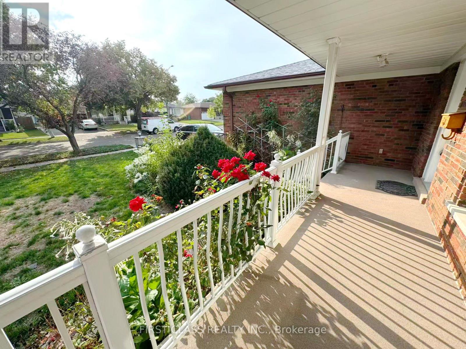 Upper Unit - 3277 Cardross Road, Mississauga, Ontario  L4X 2N4 - Photo 4 - W12458738