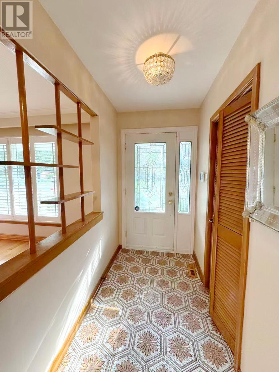 Upper Unit - 3277 Cardross Road, Mississauga, Ontario  L4X 2N4 - Photo 5 - W12458738
