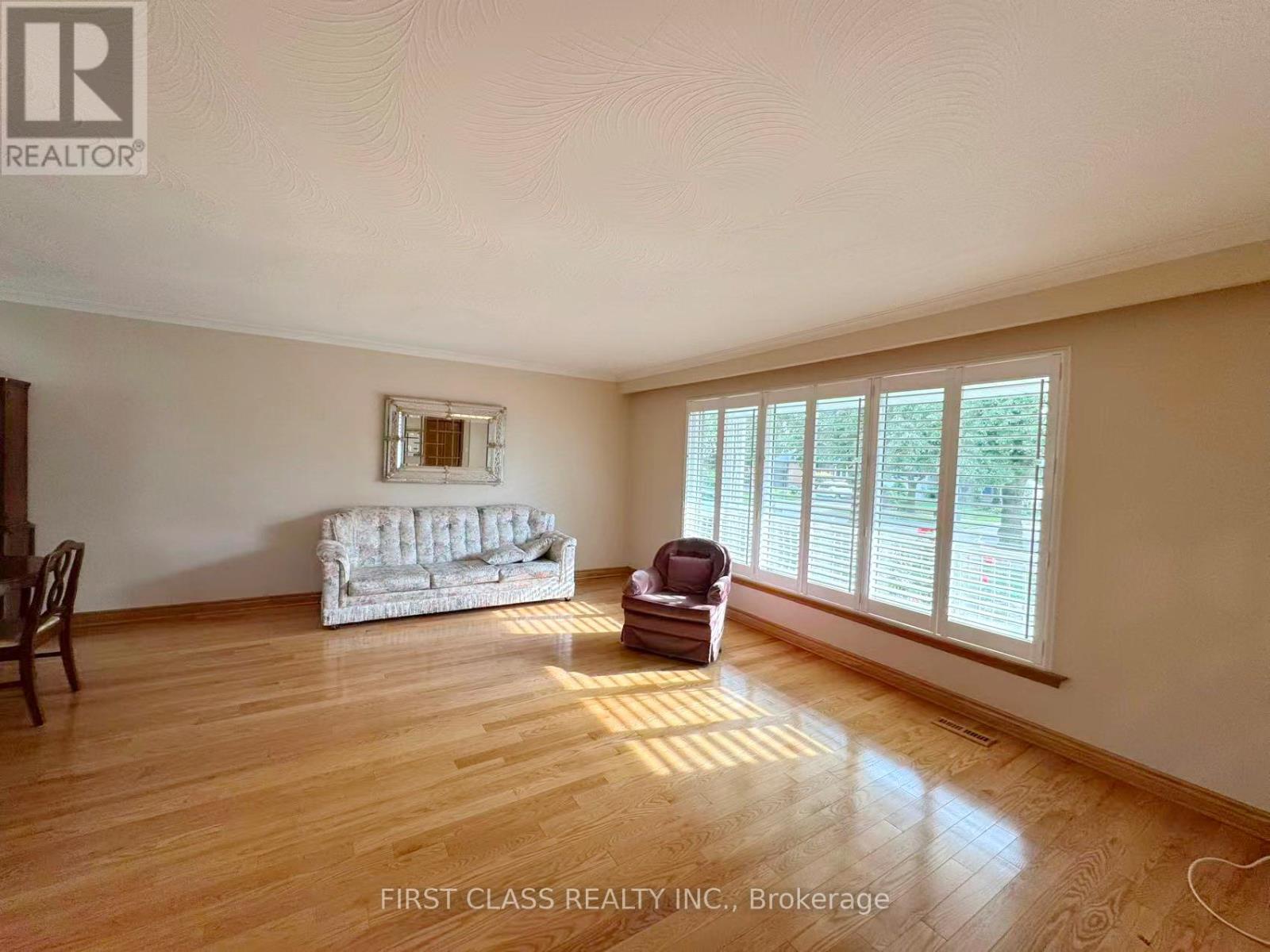 Upper Unit - 3277 Cardross Road, Mississauga, Ontario  L4X 2N4 - Photo 6 - W12458738