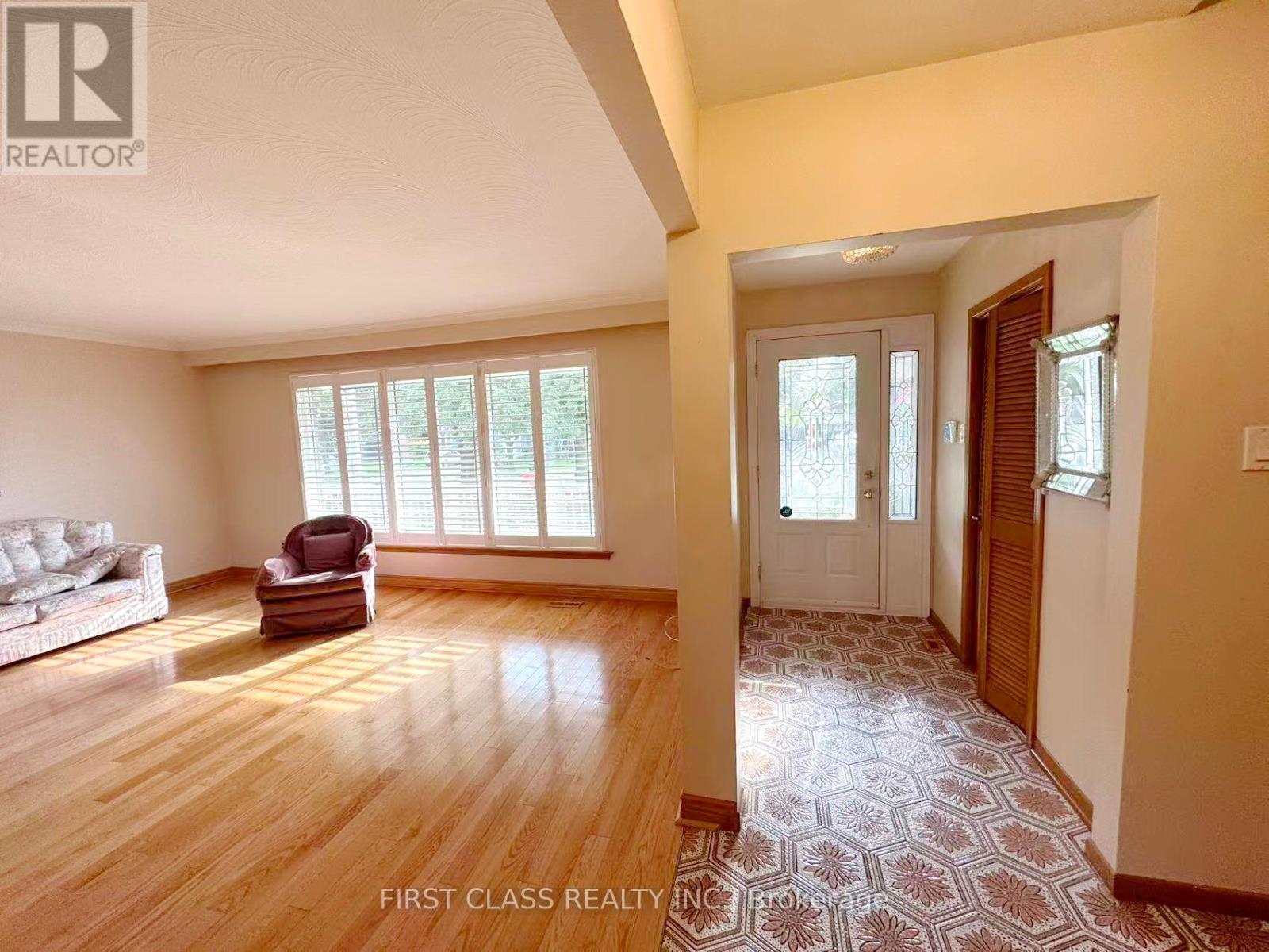 Upper Unit - 3277 Cardross Road, Mississauga, Ontario  L4X 2N4 - Photo 7 - W12458738