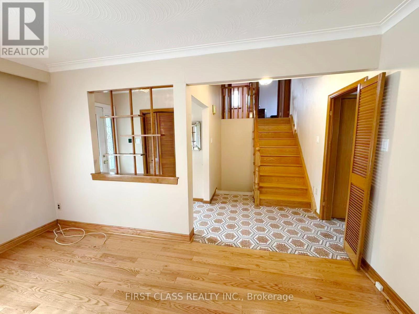 Upper Unit - 3277 Cardross Road, Mississauga, Ontario  L4X 2N4 - Photo 8 - W12458738