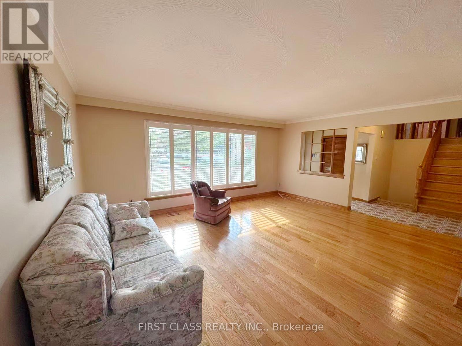 Upper Unit - 3277 Cardross Road, Mississauga, Ontario  L4X 2N4 - Photo 9 - W12458738