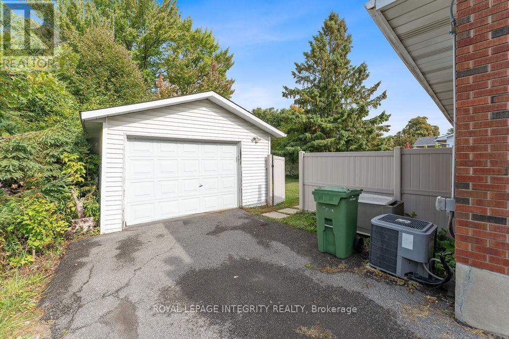 B - 1105 Falaise Road, Ottawa, Ontario  K2E 6R1 - Photo 3 - X12425772