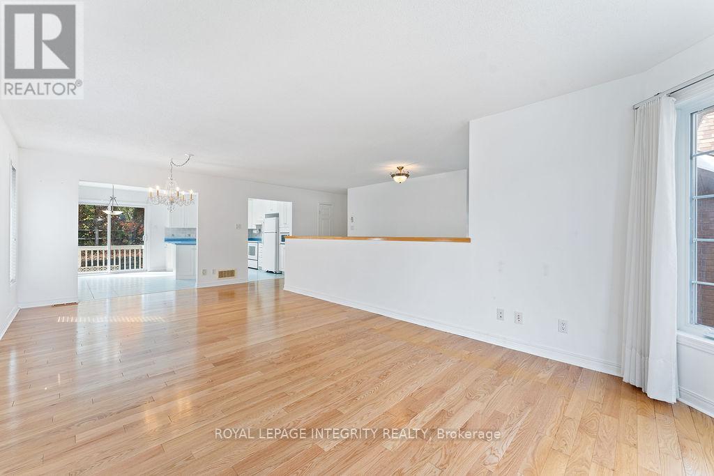 81 Lloydalex Crescent, Ottawa, Ontario  K2S 2E8 - Photo 11 - X12458748