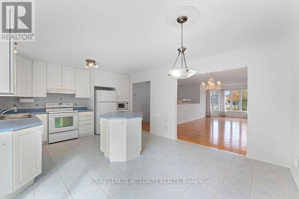 81 Lloydalex Crescent, Ottawa, Ontario  K2S 2E8 - Photo 13 - X12458748