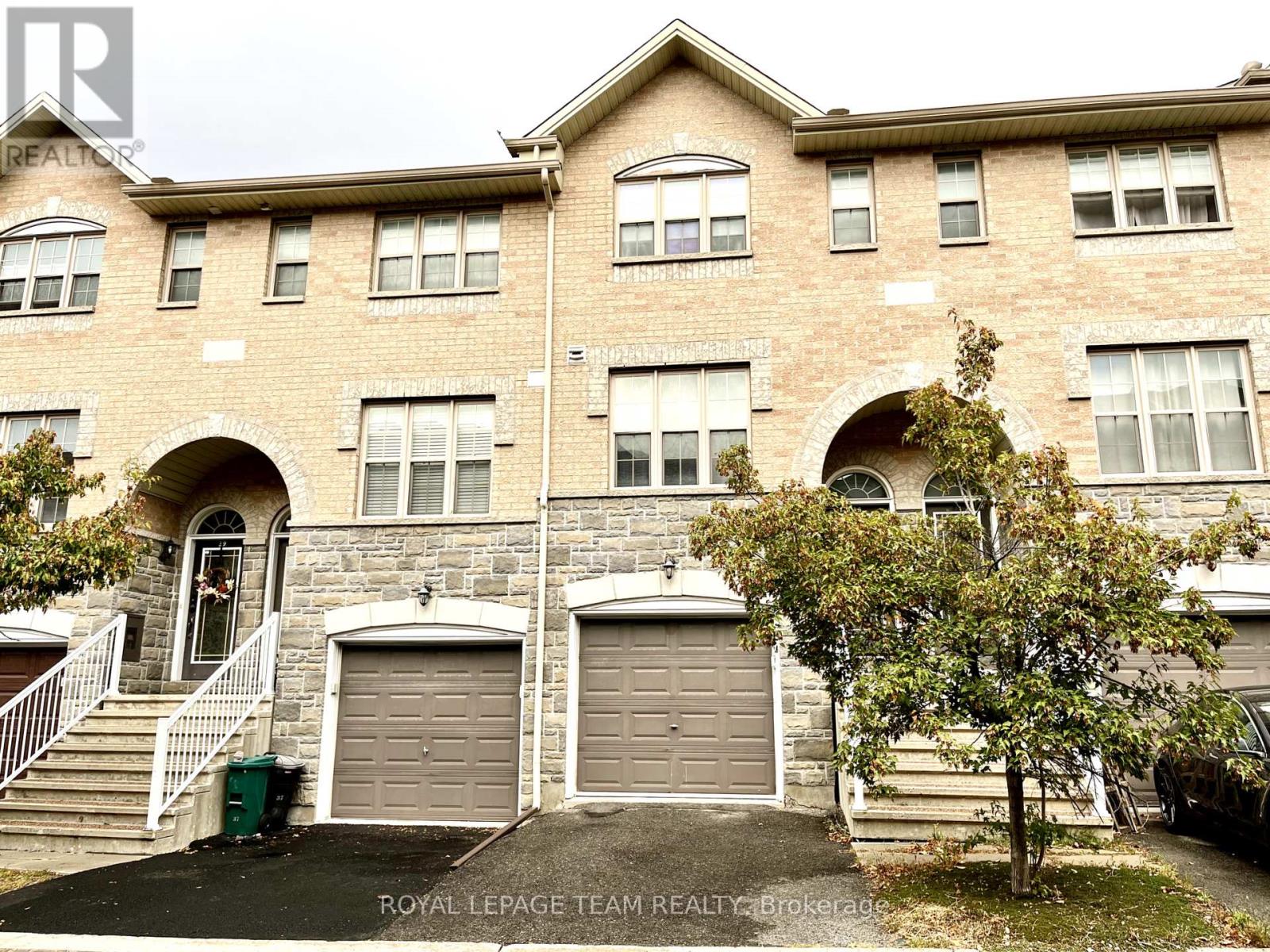 35 Jenscott Private, Ottawa, Ontario  K2C 0E4 - Photo 2 - X12458749