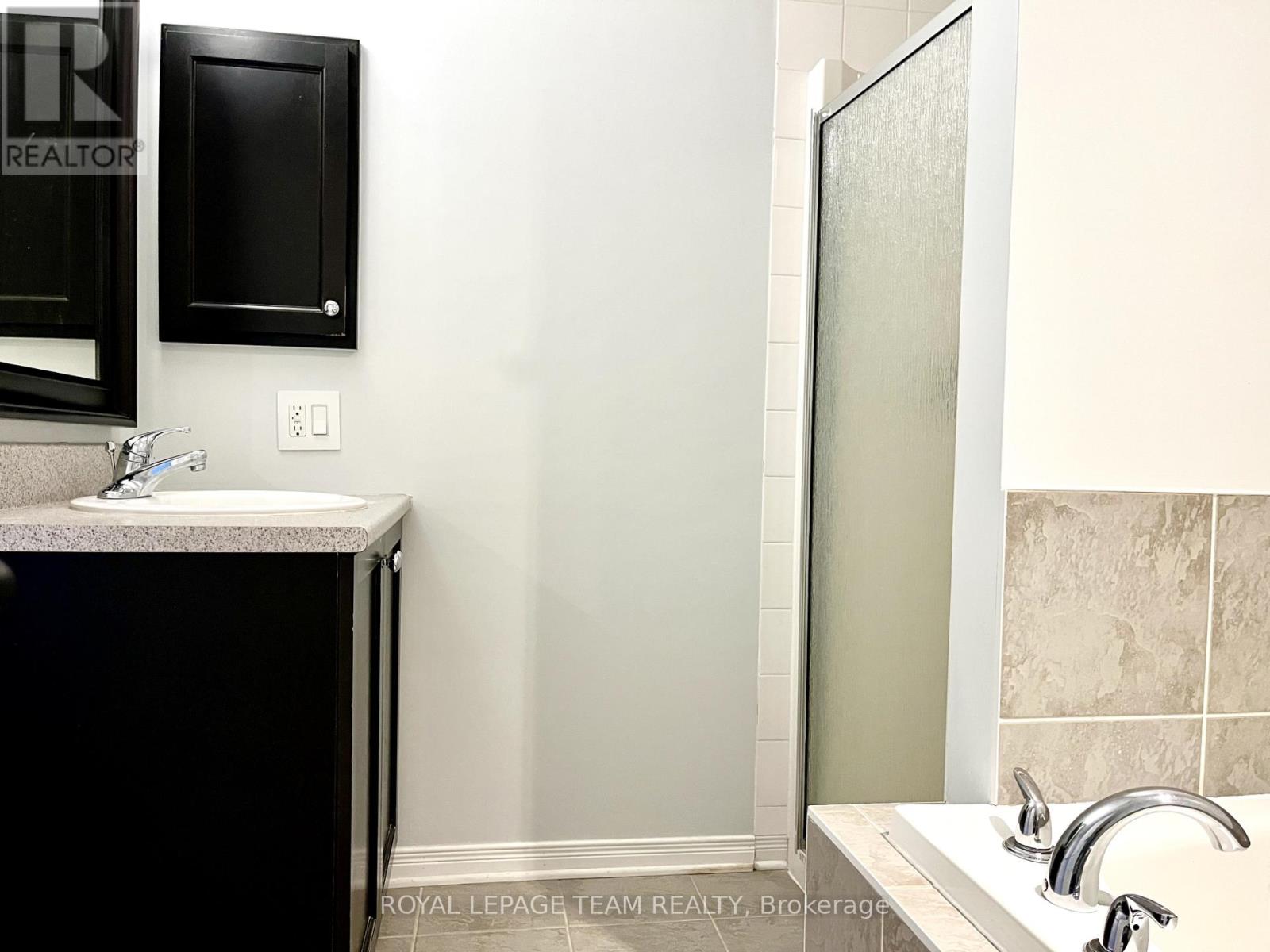 35 Jenscott Private, Ottawa, Ontario  K2C 0E4 - Photo 24 - X12458749