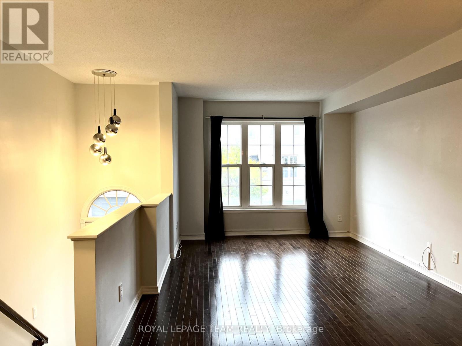 35 Jenscott Private, Ottawa, Ontario  K2C 0E4 - Photo 3 - X12458749