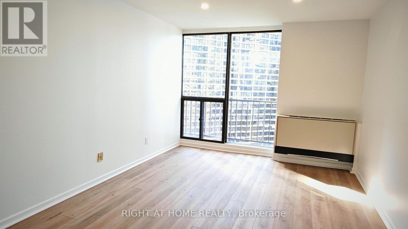 2434 - 33 Harbour Square, Toronto, Ontario  M5J 2G2 - Photo 4 - C12458745