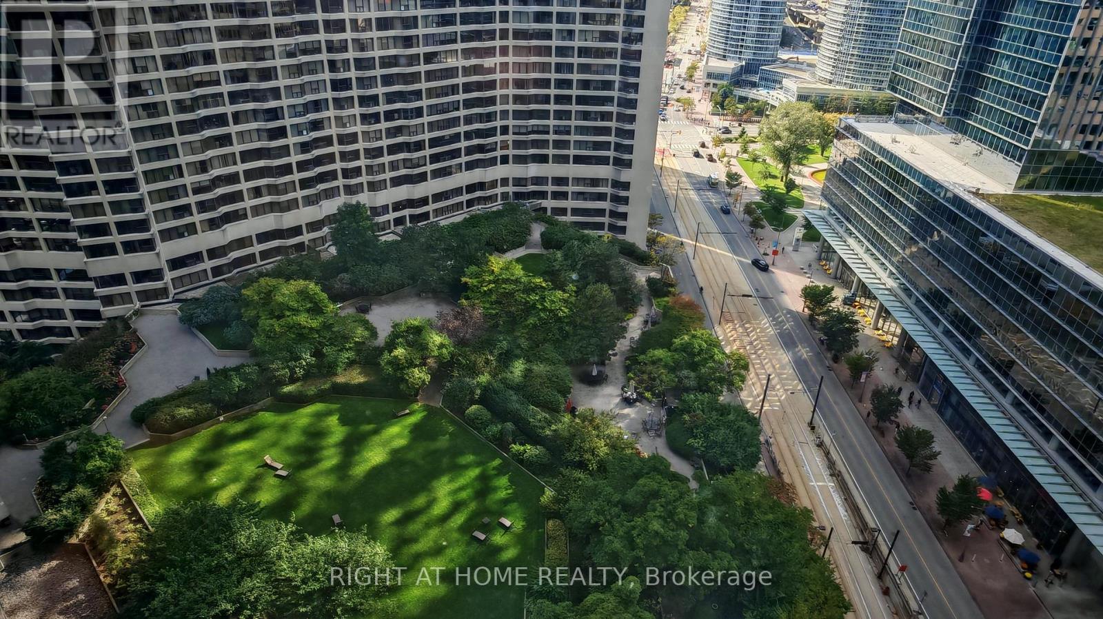 2434 - 33 Harbour Square, Toronto, Ontario  M5J 2G2 - Photo 7 - C12458745