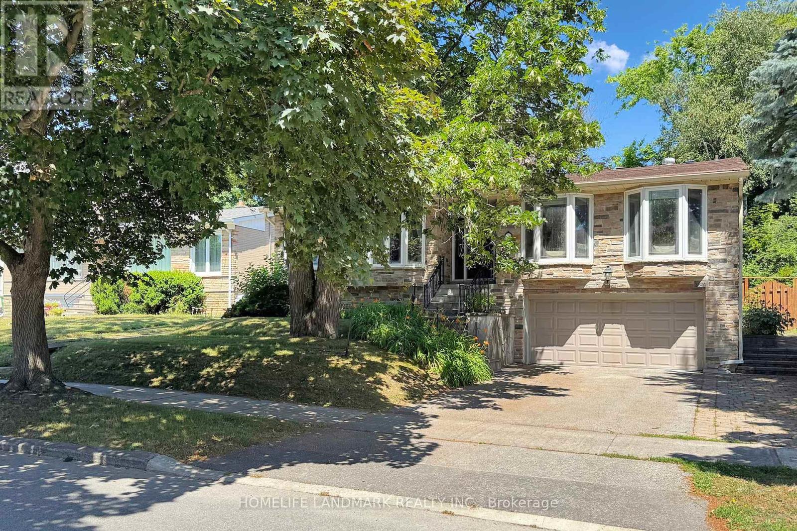 61 Whittaker Crescent, Toronto, Ontario  M2K 1K9 - Photo 2 - C12458746