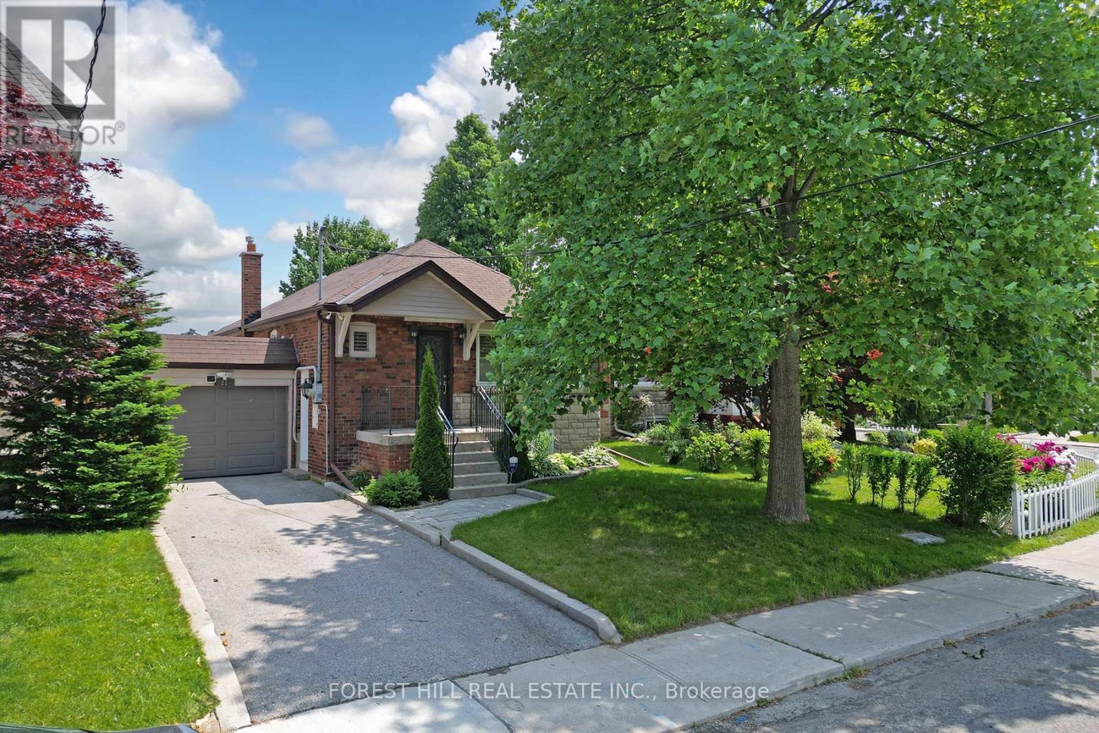 21 Presteign Avenue, Toronto, Ontario  M4B 3A9 - Photo 2 - E12458767
