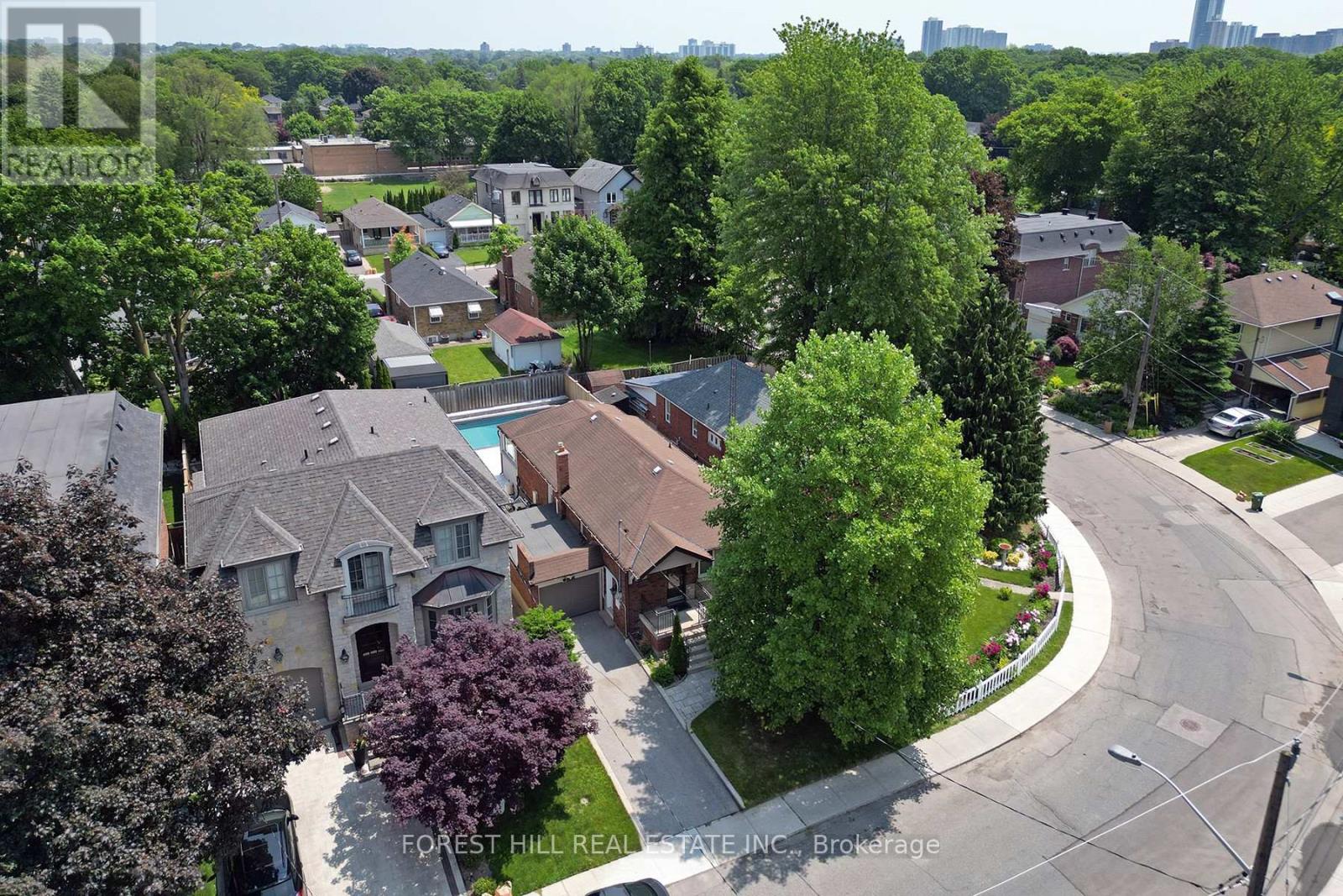 21 Presteign Avenue, Toronto, Ontario  M4B 3A9 - Photo 4 - E12458767