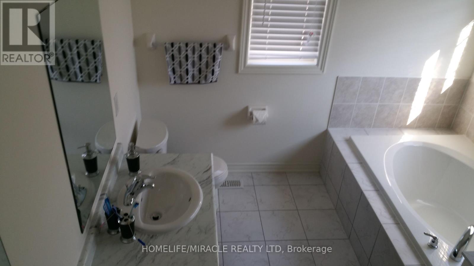 14 Vezna Crescent, Brampton, Ontario  L6X 5K6 - Photo 9 - W12458768