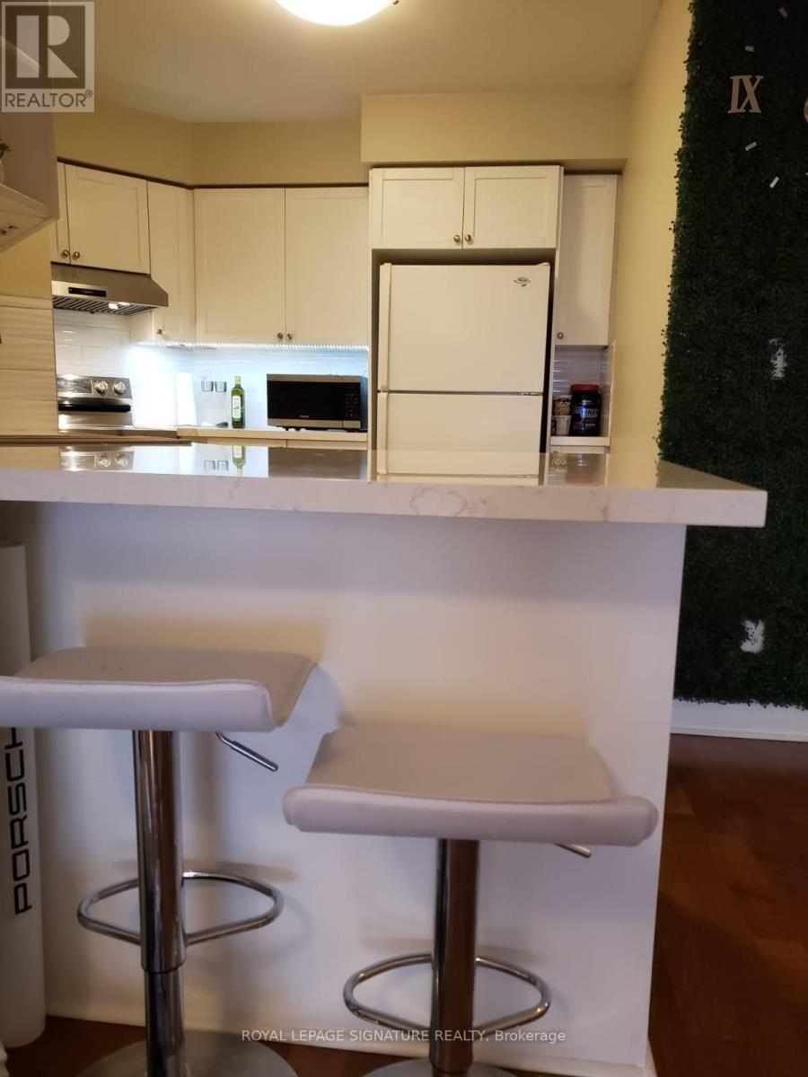 2624 - 3888 Duke Of York Boulevard, Mississauga, Ontario  L5B 4P5 - Photo 2 - W12415105