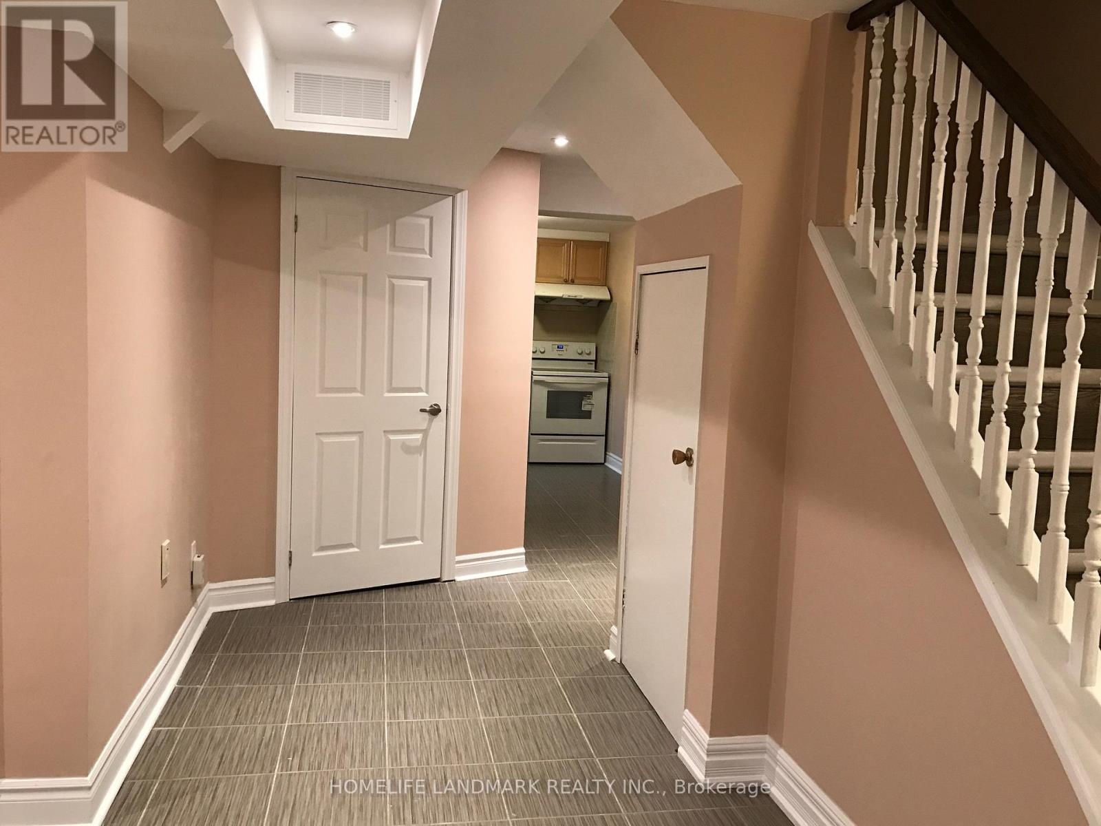 2535 Symington Court, Mississauga, Ontario  L5N 4L4 - Photo 8 - W12458787