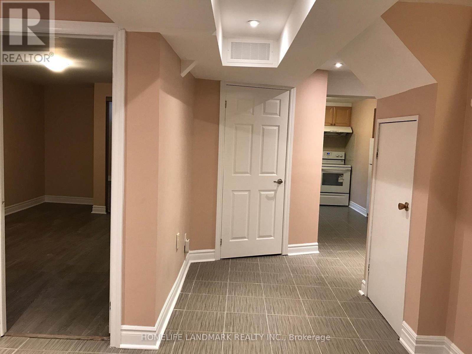 2535 Symington Court, Mississauga, Ontario  L5N 4L4 - Photo 9 - W12458787