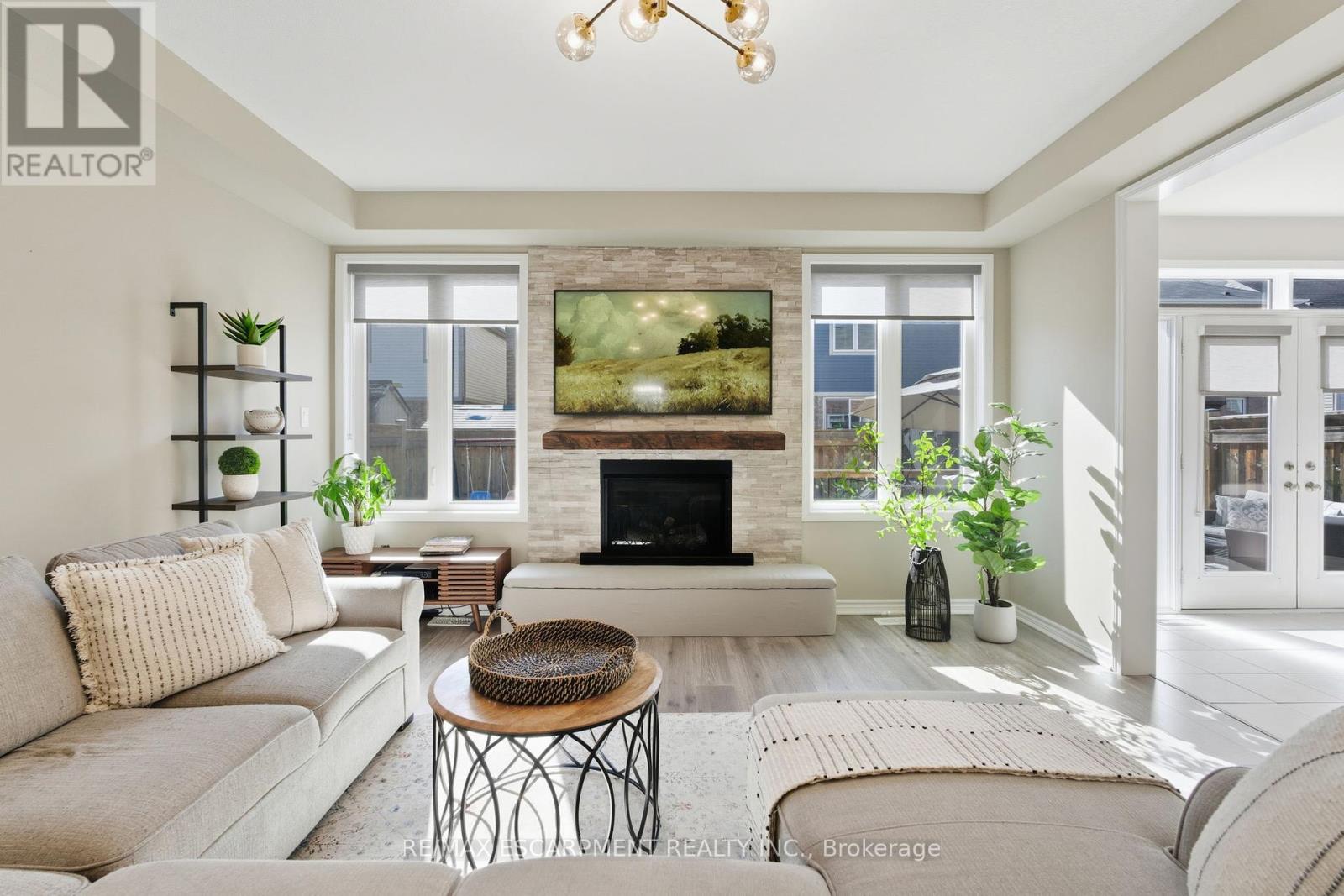 15 Bastia Street E, Hamilton, Ontario  L8B 1V3 - Photo 4 - X12458789