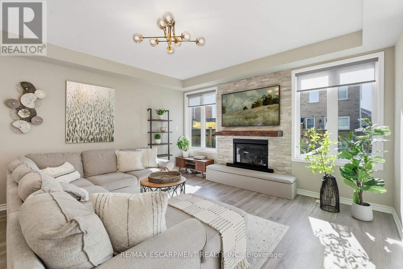 15 Bastia Street E, Hamilton, Ontario  L8B 1V3 - Photo 5 - X12458789