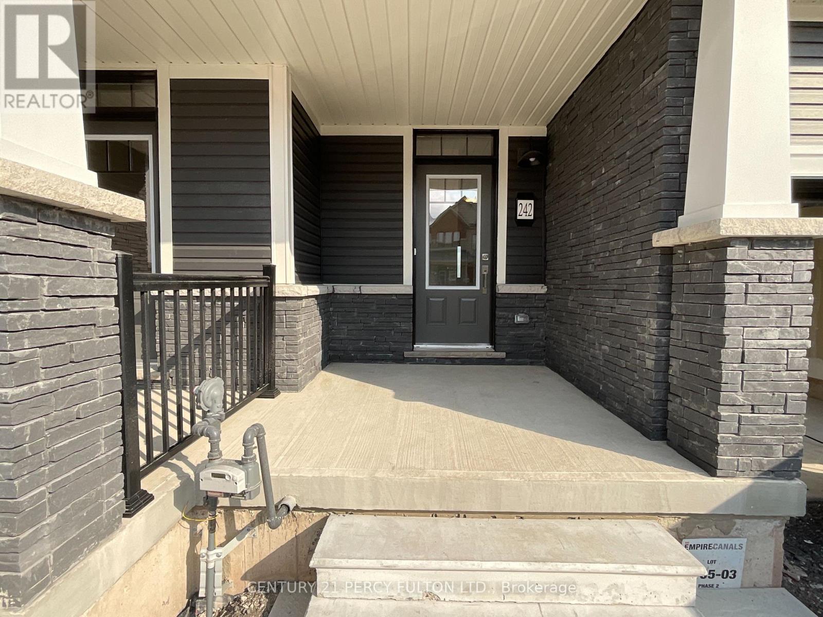 242 Port Crescent, Welland, Ontario  L3B 0N3 - Photo 2 - X12458803