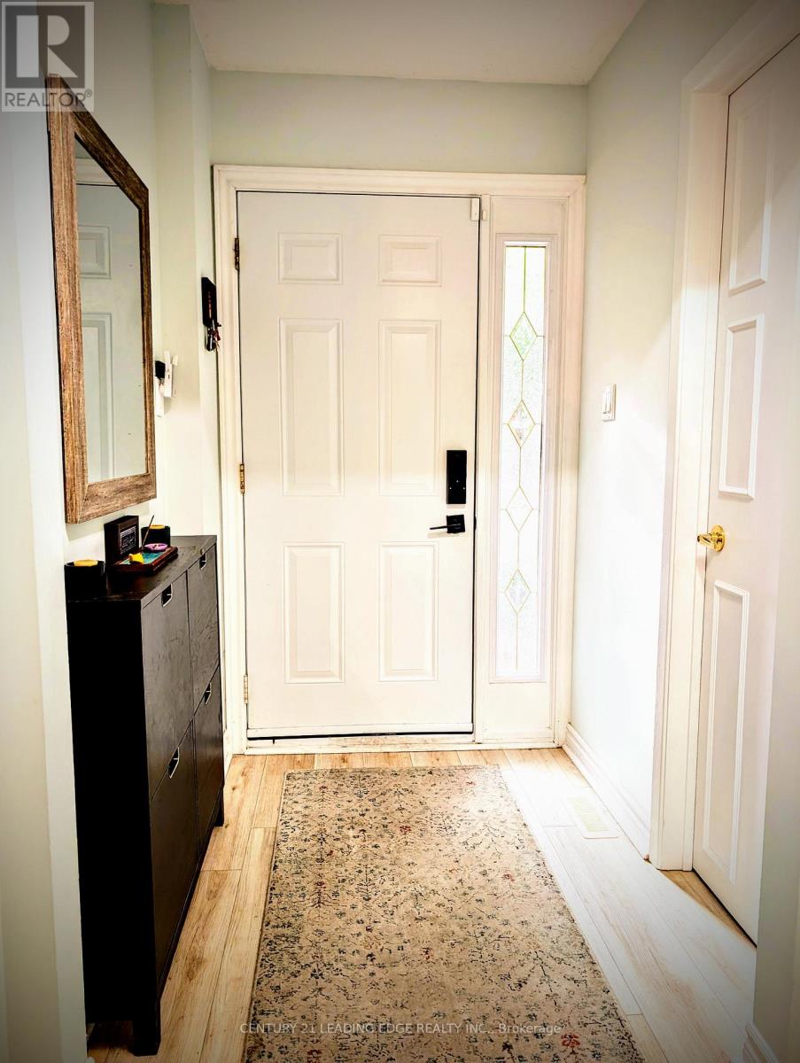 6 - 40 Castle Rock Drive, Richmond Hill, Ontario  L4C 5H5 - Photo 3 - N12458599
