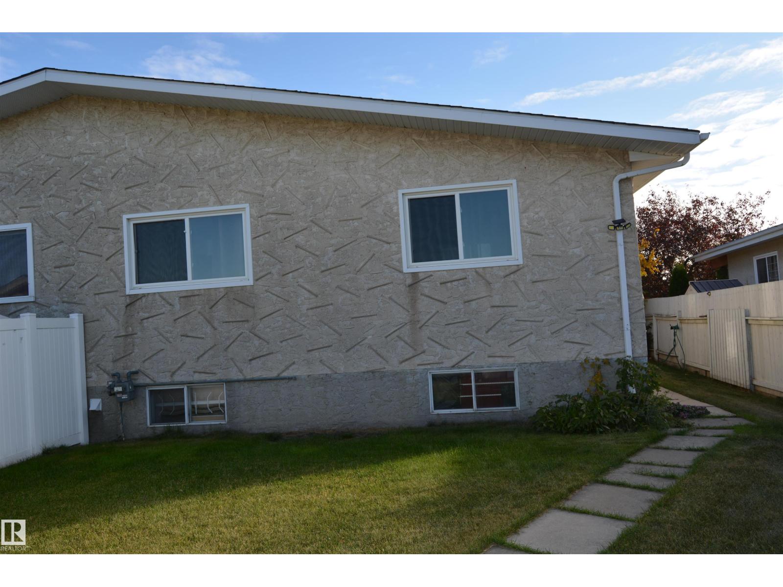 132 Millbourne Rd E Nw, Edmonton, Alberta  T6K 0K9 - Photo 2 - E4461871