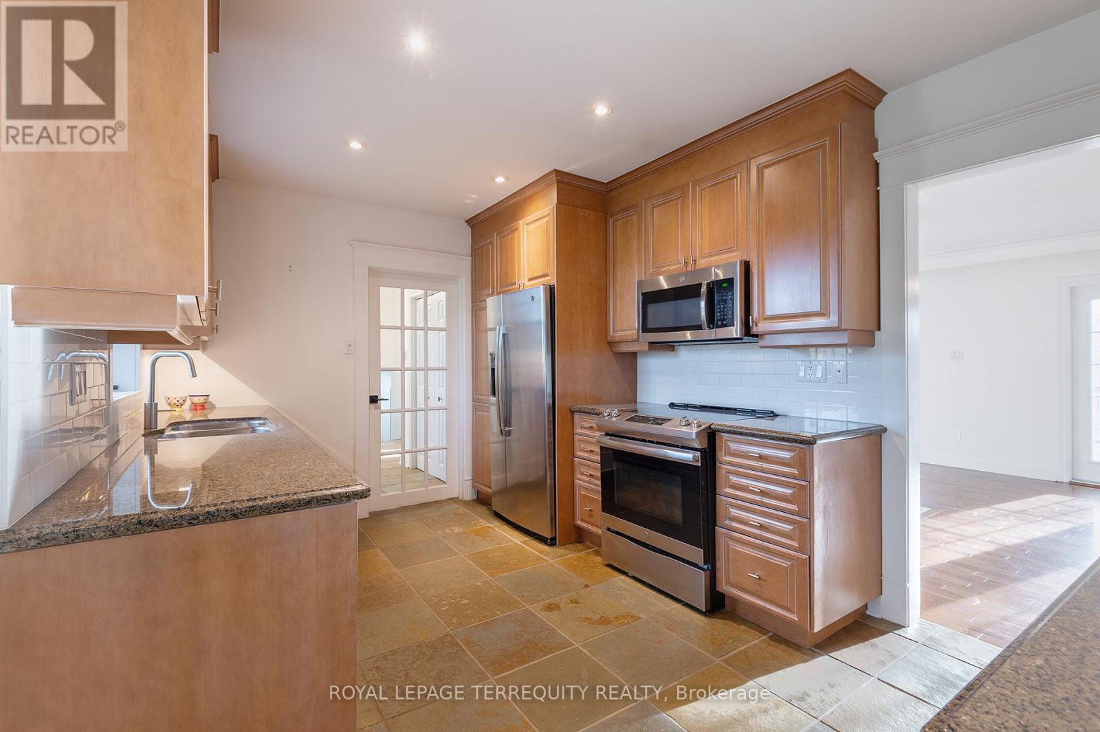 31 Rivercove Drive, Toronto, Ontario  M9B 4Y8 - Photo 13 - W12458811