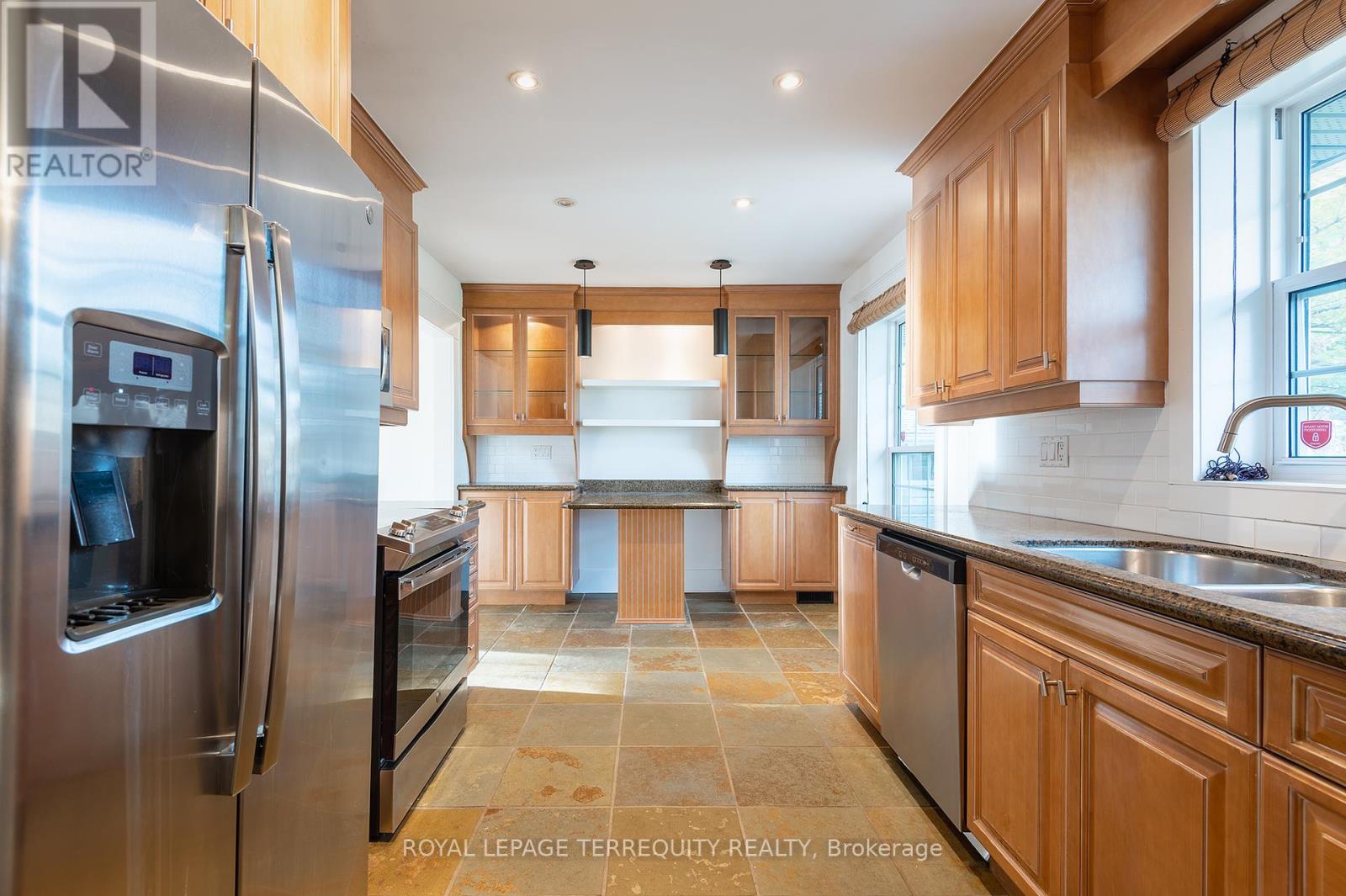 31 Rivercove Drive, Toronto, Ontario  M9B 4Y8 - Photo 14 - W12458811