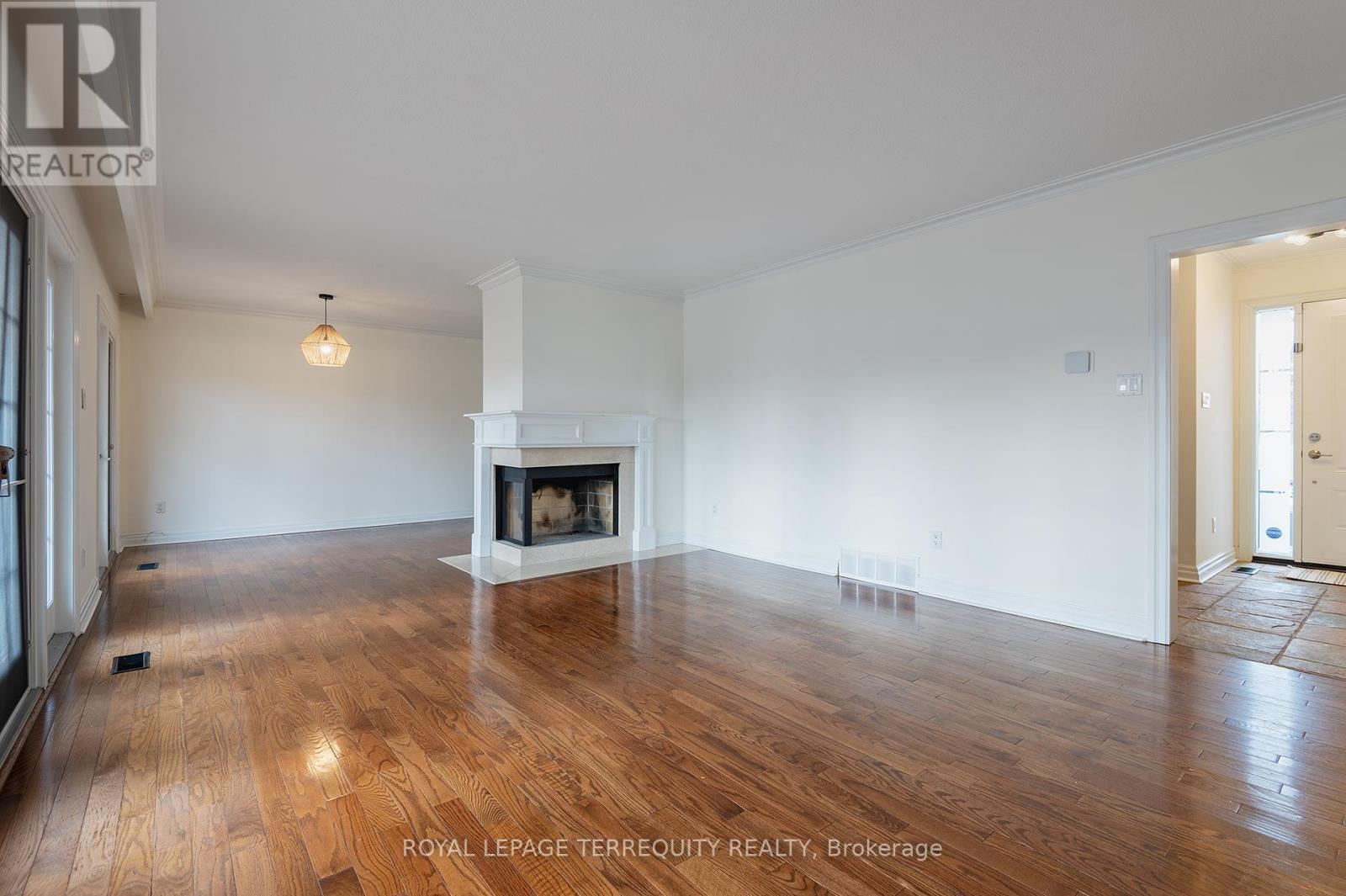 31 Rivercove Drive, Toronto, Ontario  M9B 4Y8 - Photo 6 - W12458811