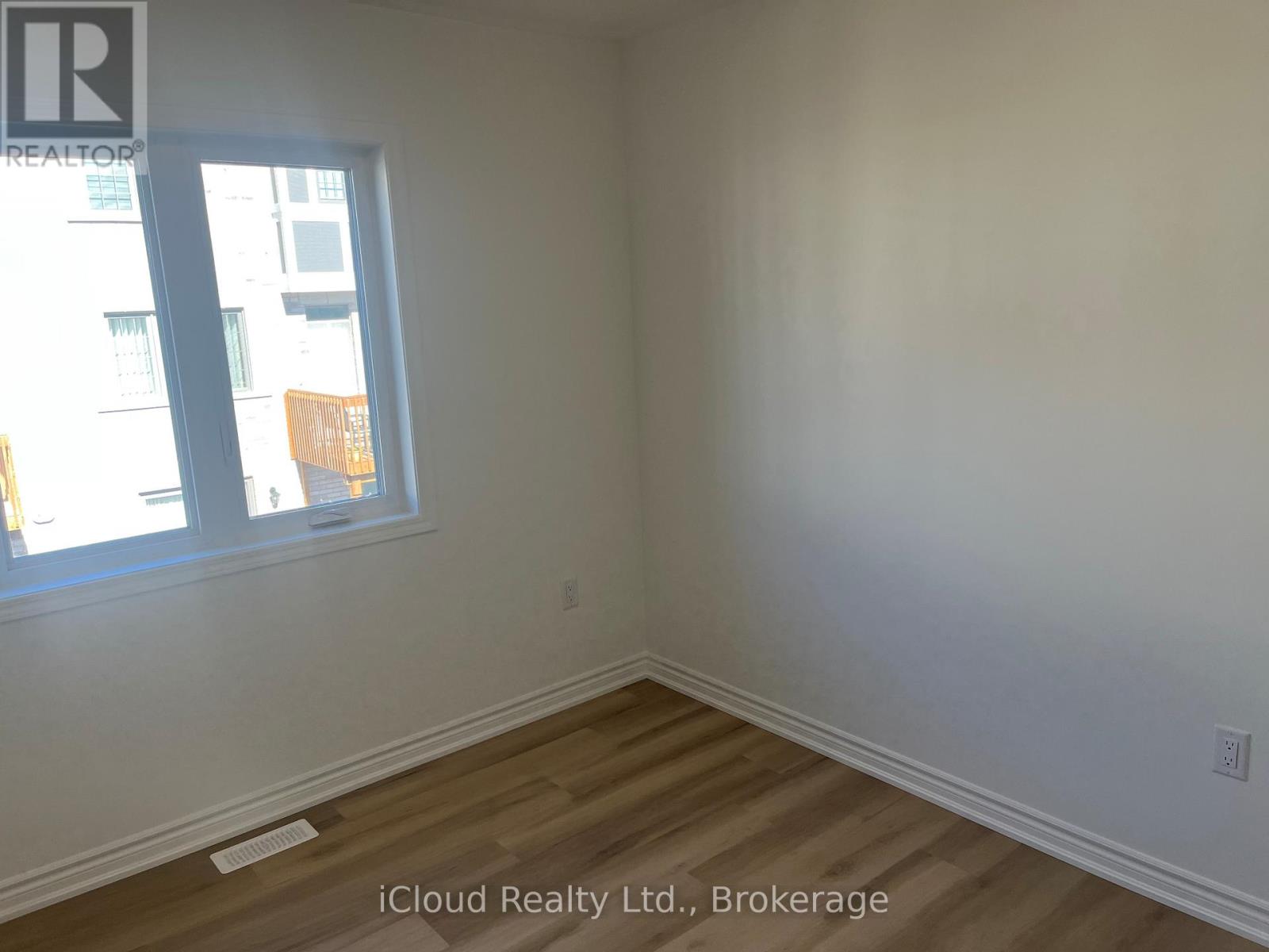 4 Vinewood Crescent, Barrie, Ontario  L2S 3W6 - Photo 2 - S12458503