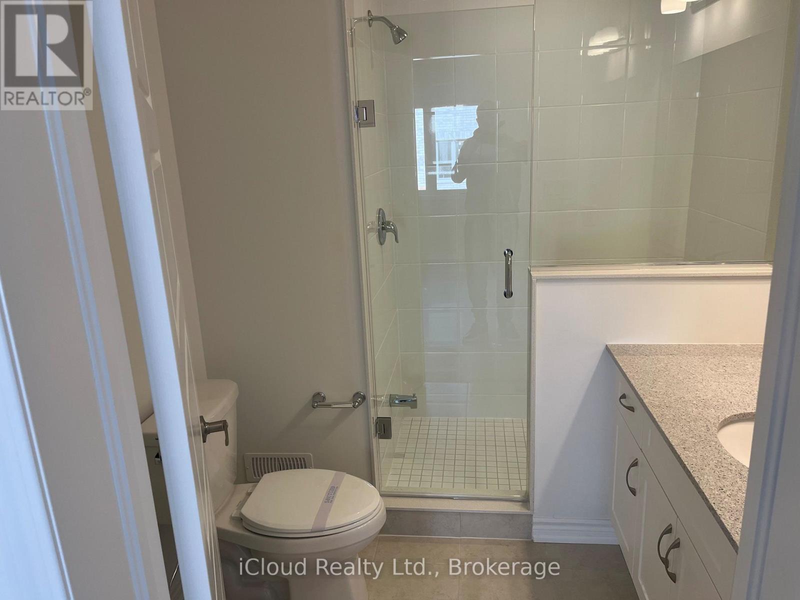 4 Vinewood Crescent, Barrie, Ontario  L2S 3W6 - Photo 4 - S12458503