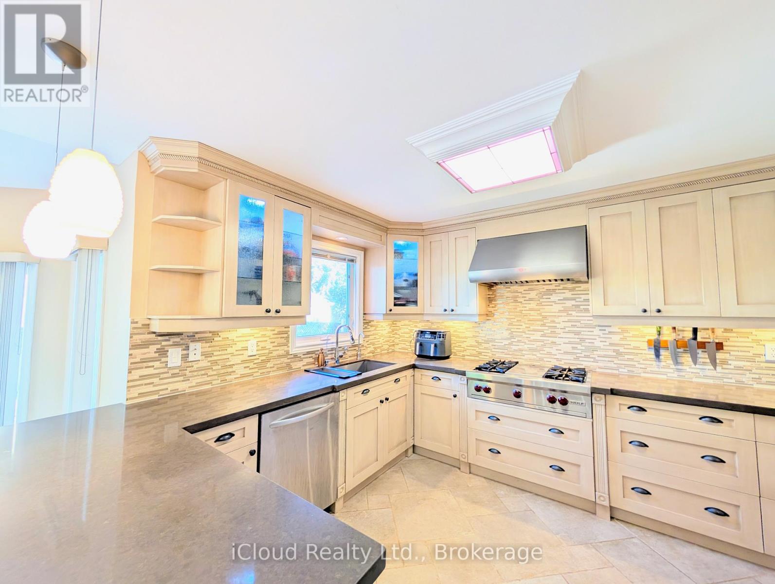 3669 Baird Court, Mississauga, Ontario  L5L 4T6 - Photo 14 - W12458822