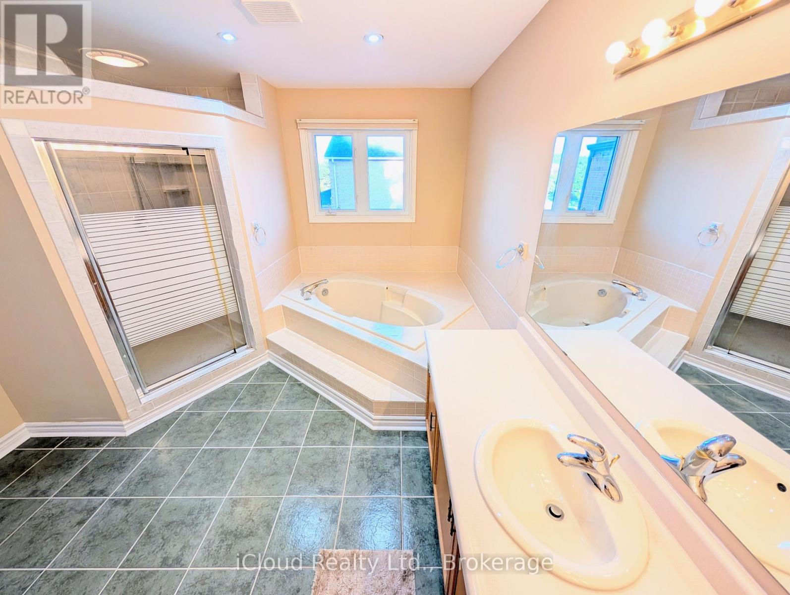 3669 Baird Court, Mississauga, Ontario  L5L 4T6 - Photo 27 - W12458822