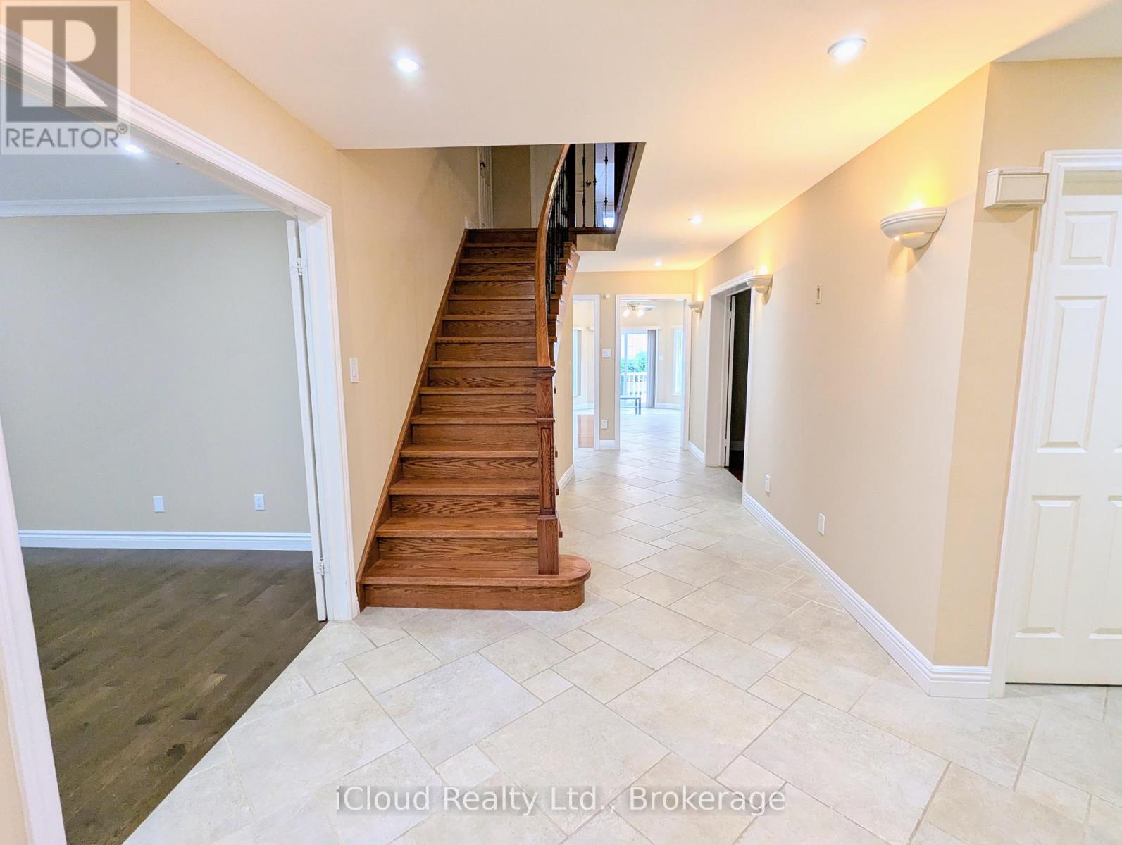 3669 Baird Court, Mississauga, Ontario  L5L 4T6 - Photo 5 - W12458822