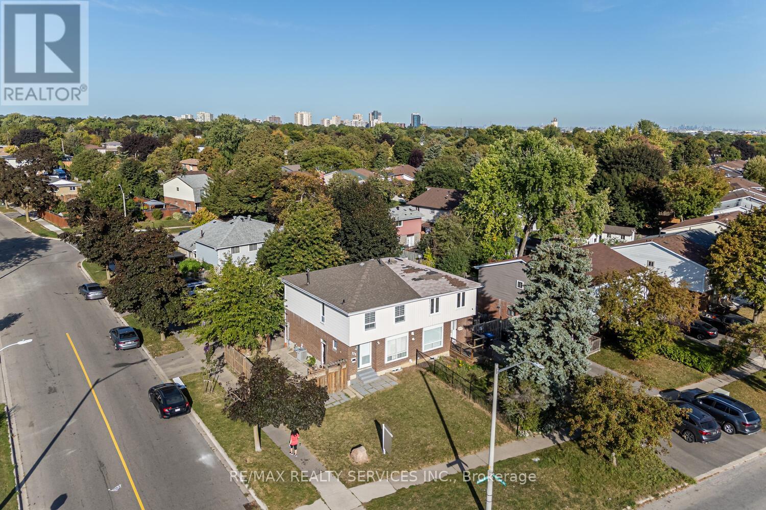 172 Hansen Road, Brampton, Ontario  L6V 2G6 - Photo 2 - W12458831