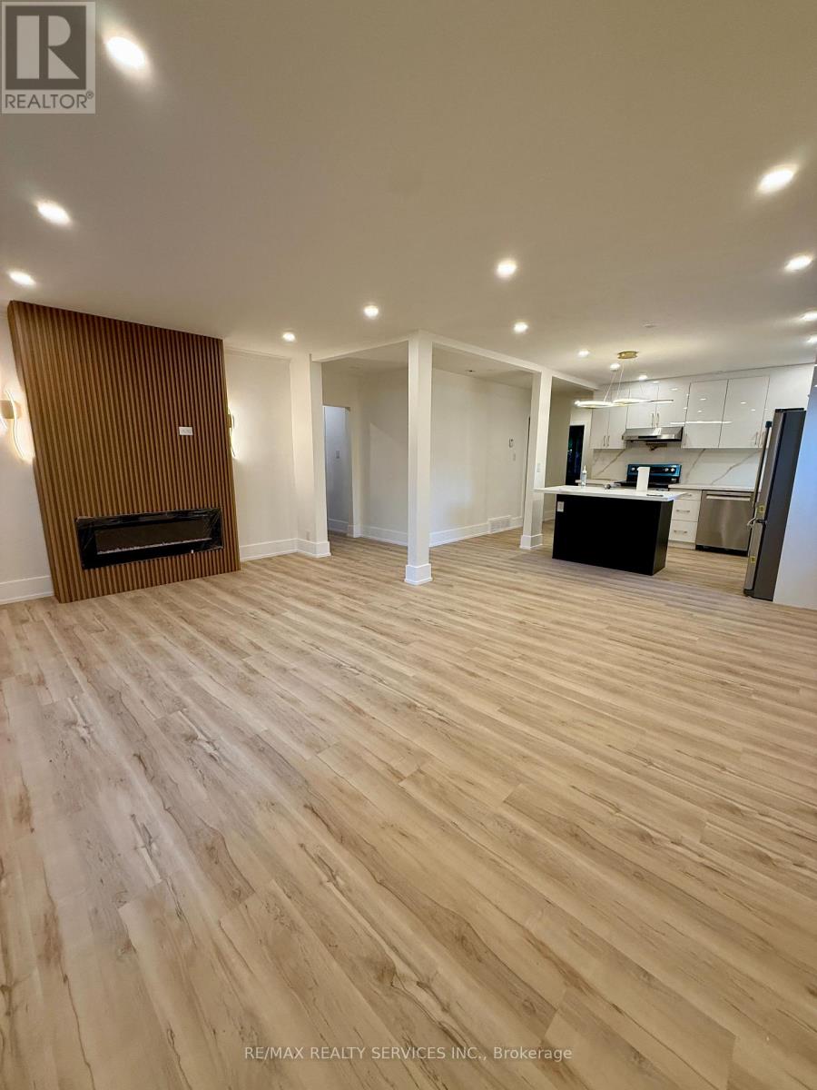 598 Wildwood Drive, Oakville, Ontario  L6K 1V3 - Photo 3 - W12458832