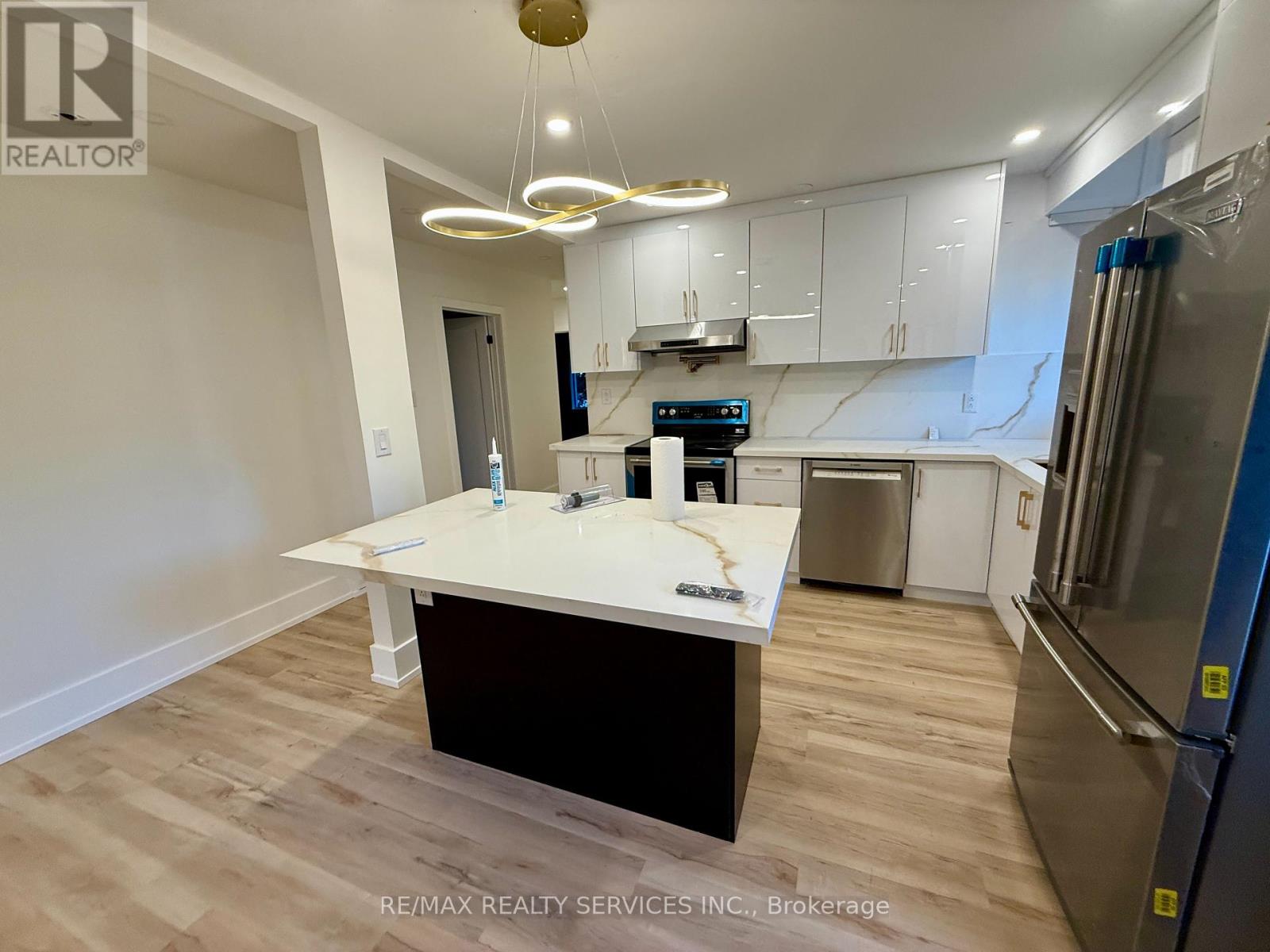 598 Wildwood Drive, Oakville, Ontario  L6K 1V3 - Photo 4 - W12458832