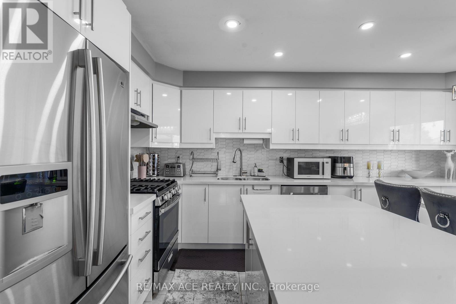22 Apple Valley Way, Brampton, Ontario  L6P 0W4 - Photo 11 - W12458840