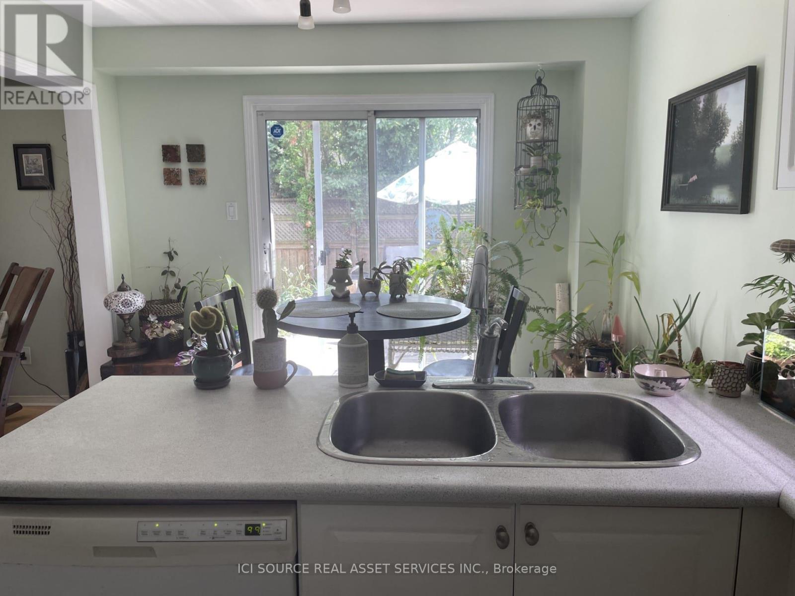104 Rockhaven Lane, Hamilton, Ontario  L0R 2H6 - Photo 6 - X12458834
