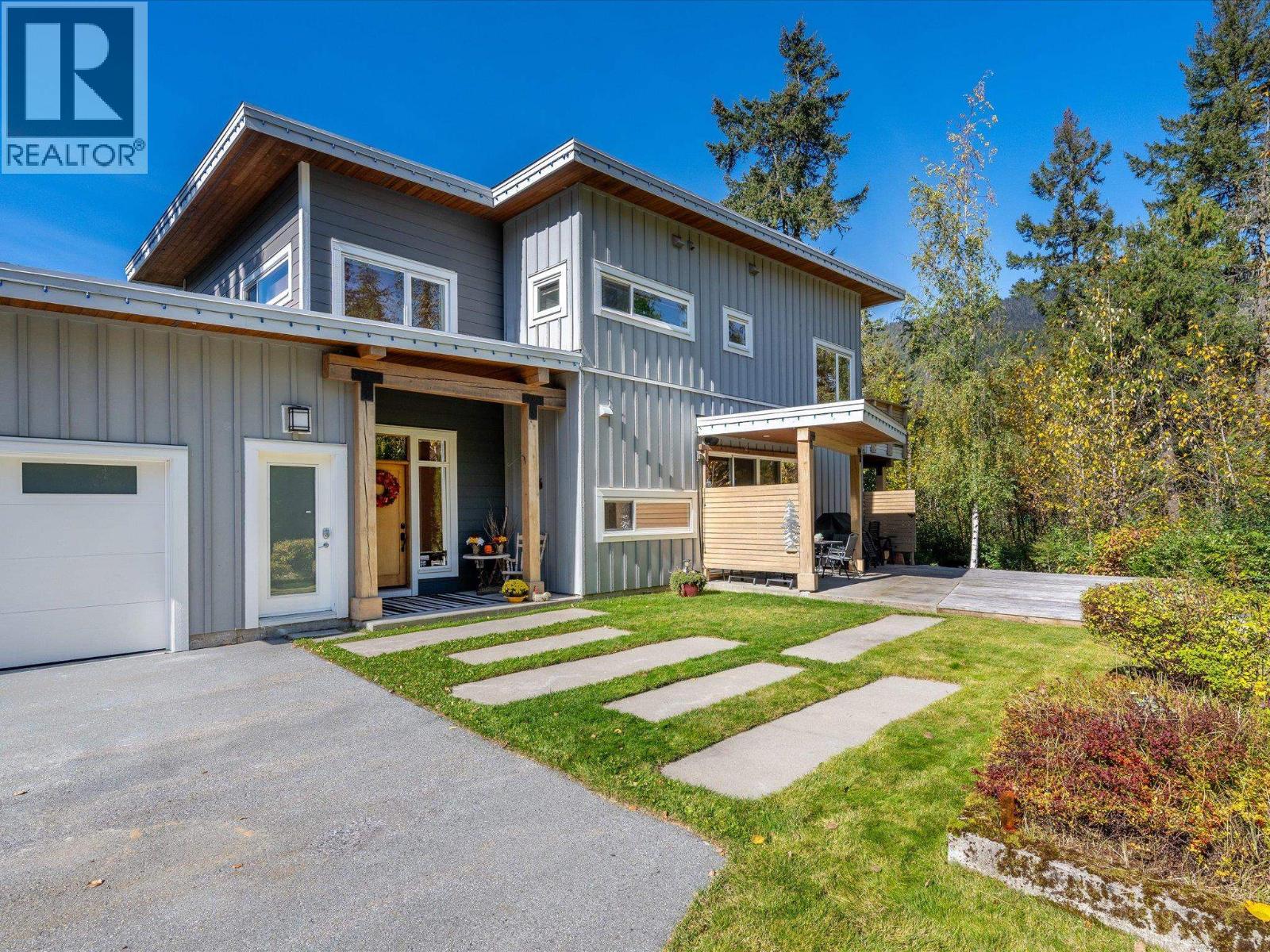 1087 Madeley Place, Whistler, British Columbia  V8E 0K6 - Photo 2 - R2983217
