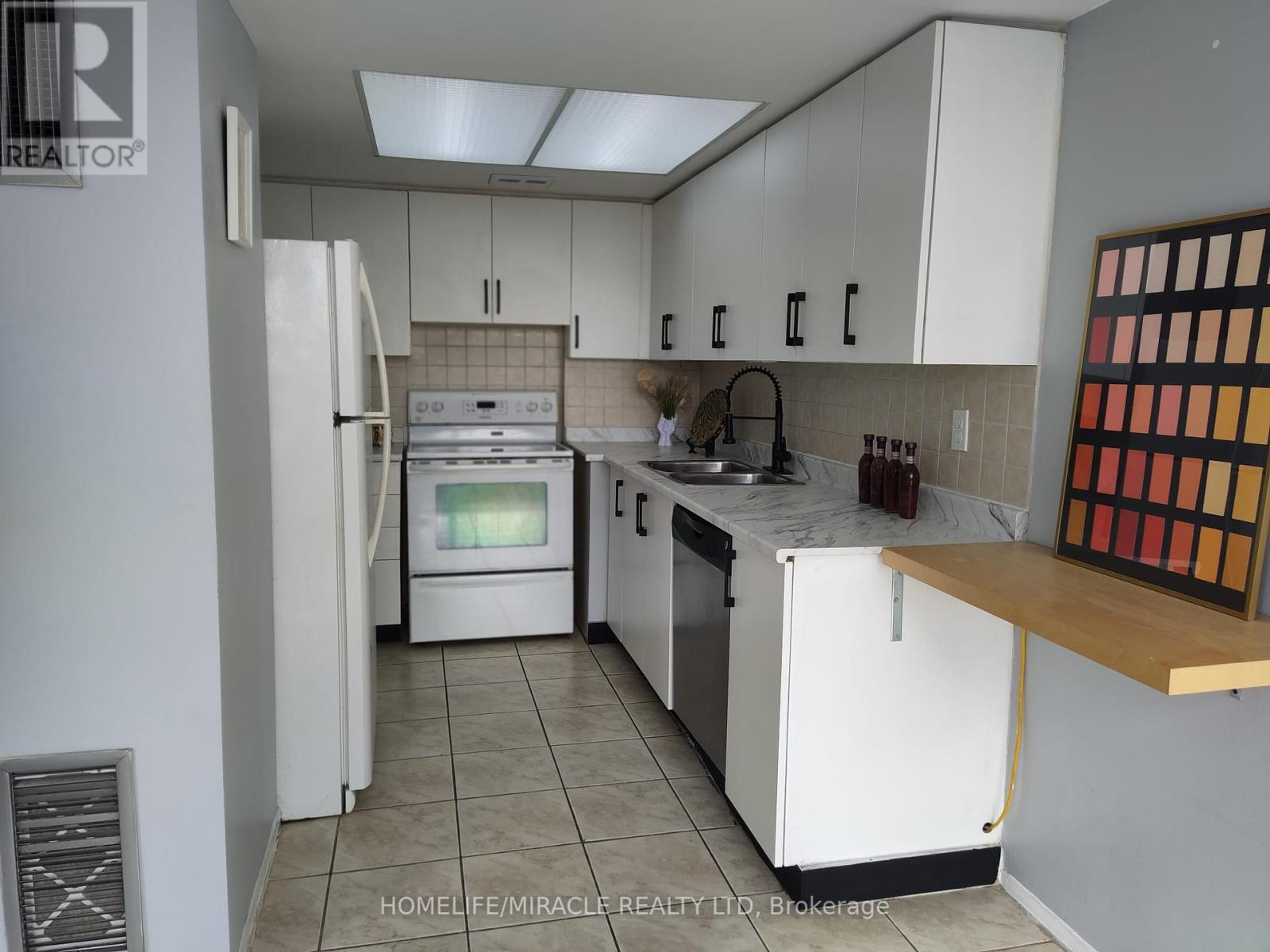 404 - 10 Markbrook Lane, Toronto, Ontario  M9V 5E3 - Photo 11 - W12420182