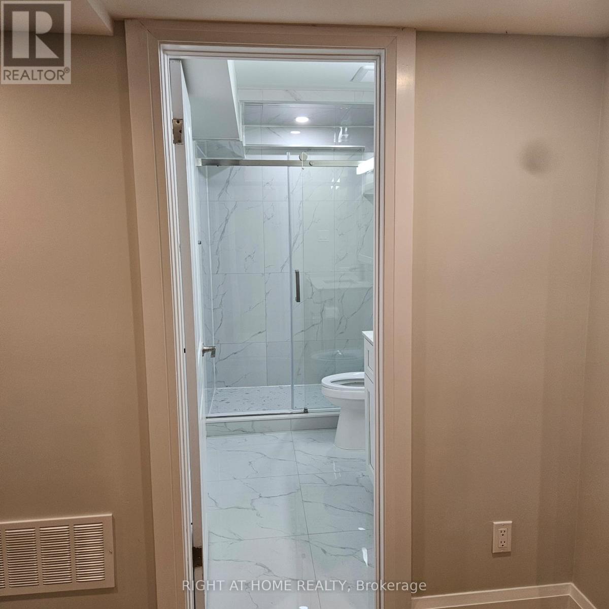 70 Hardgate Crescent, Brampton, Ontario  L7A 3V7 - Photo 5 - W12458850